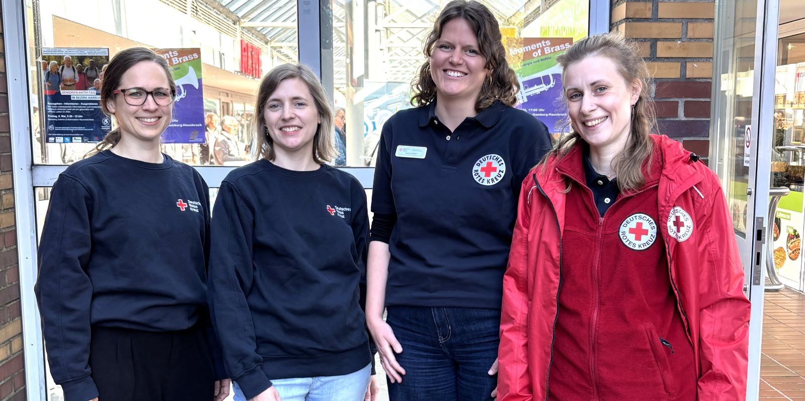 Das DRK-Team von "Wohnen bleiben im Quartier" - Neuwiedenthal vor dem Eingang der Rehrstieg-Gallerie. Interessierte finden das Team für Informationen und Beratungen zunächst noch in den Räumen des DRK-Stadtteiltreffs. Foto: DRK