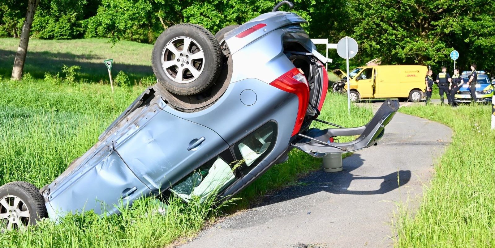 Durch die Wucht des Aufpralls überschlug sich der Volvo und blieb auf dem Dach in einem Straßengraben liegen. Foto: Lenthe-Medien