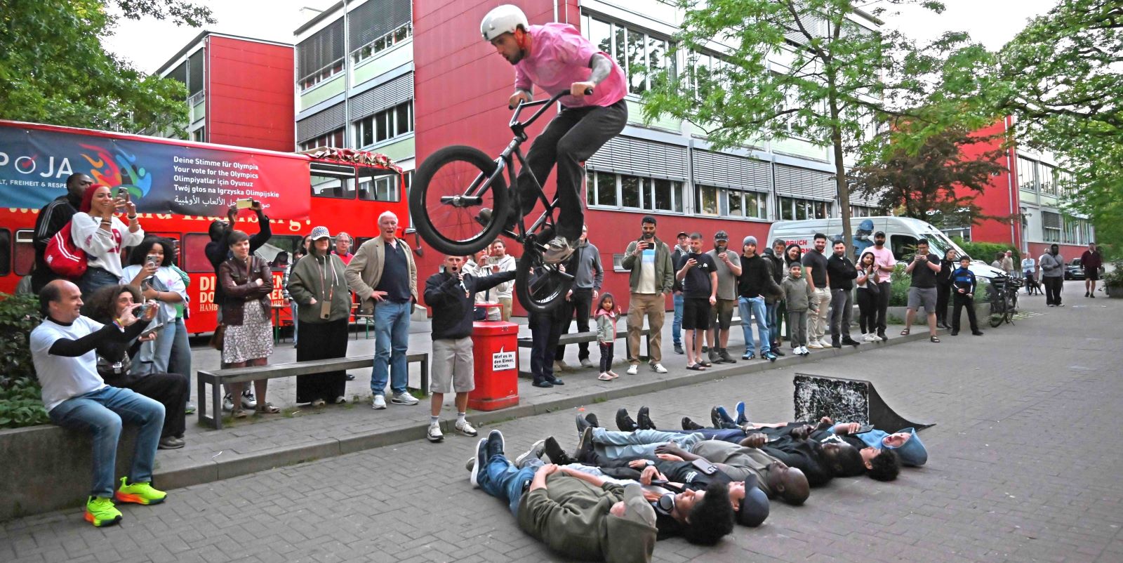 Spektakulär: BMX-Freestyler M1GI sprang mit dem Rad über mehrere Personen. Foto: Lenthe-Medien