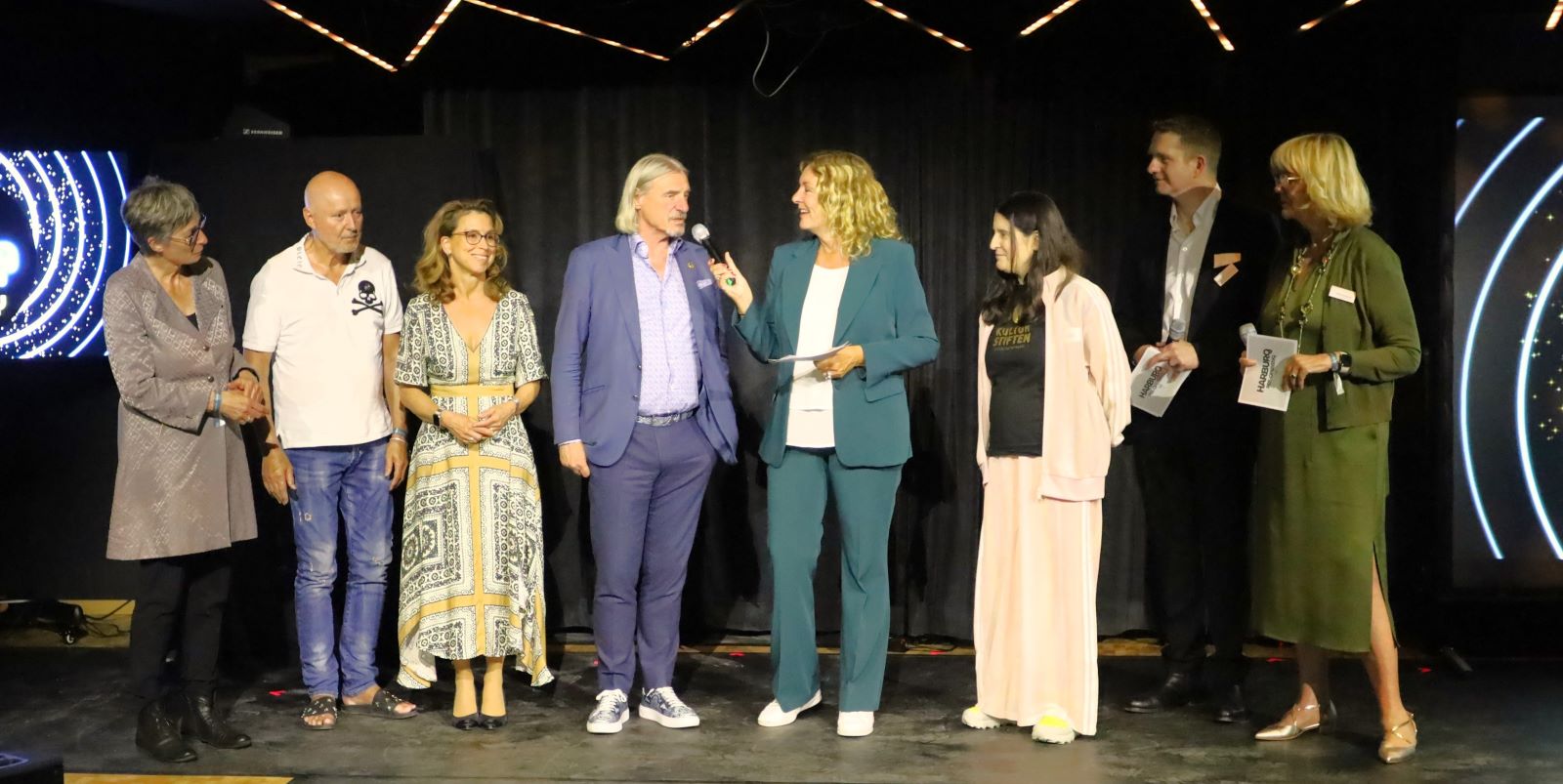 Moderatorin Bettina Tietjen im Gespräch mit Unternehmer Frank Otto und anderen hochkarätigen Gästen. Foto: Christian Bittcher