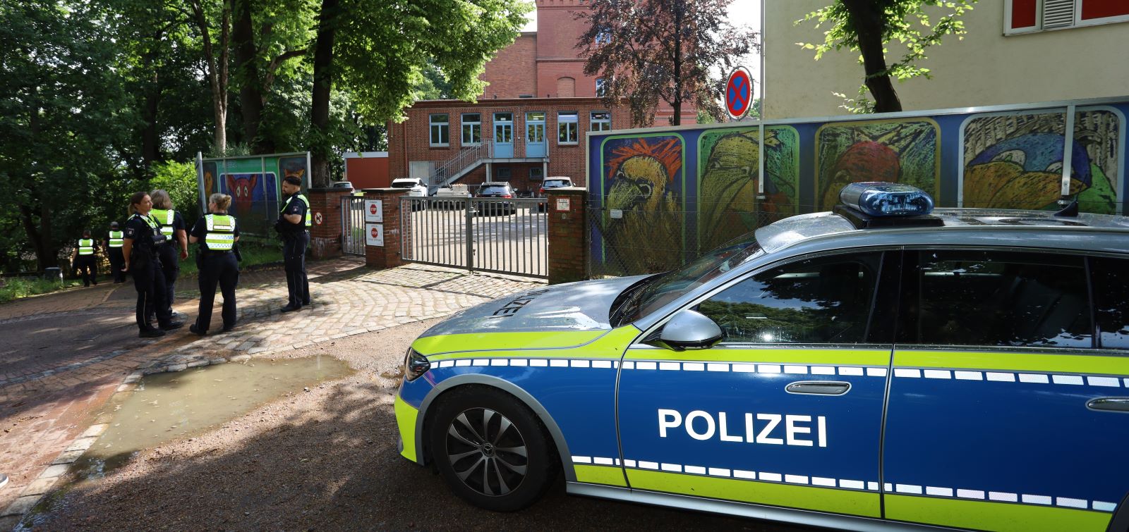 Polizeipräsenz auf dem Schwarzenberg: Ein Einsatzfahrzeug steht vor der Schule am Schwarzenberg. Foto: Christian Bittcher