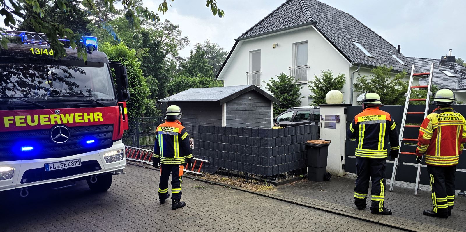 Im Hans-Eidig Weg in Horst mussten die Feuerwehrkräfte mittels einer Leiter einen Zaun überwinden, um zu dem betroffenen Wohnhaus zu gelangen. Foto: Feuerwehr
