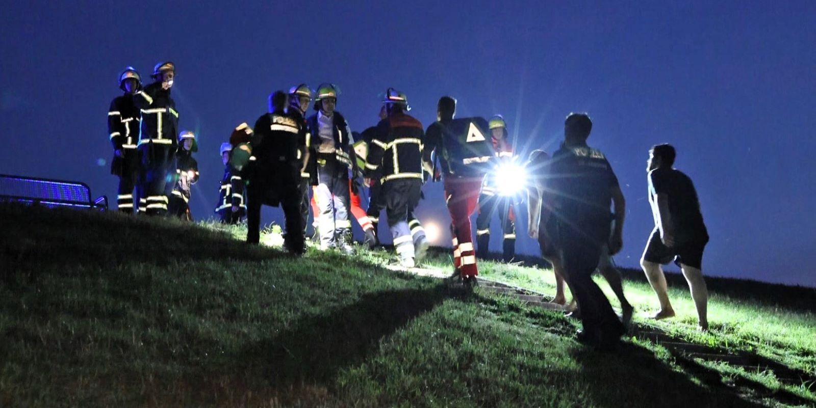 Einsatzkräfte am Deich in Over. Foto: Lenthe-Medien/Harms