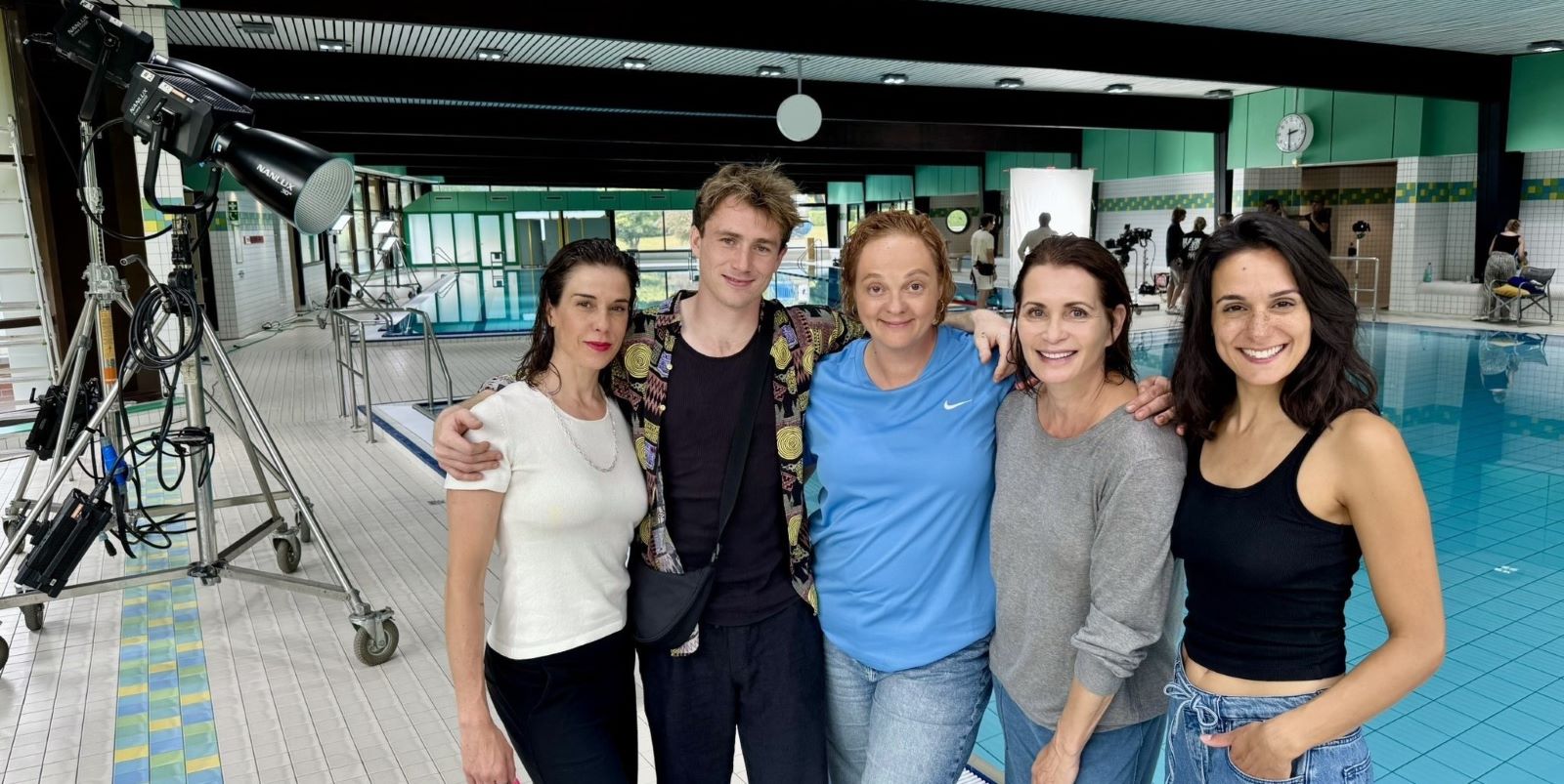 Dreharbeiten im Schwimmbad Hittfeld (v.l.): Anne Schäfer, Justus Johanssen, Annett Sawallisch, Anja Kling und Aybi Era. Foto: Gemeinde Seevetal