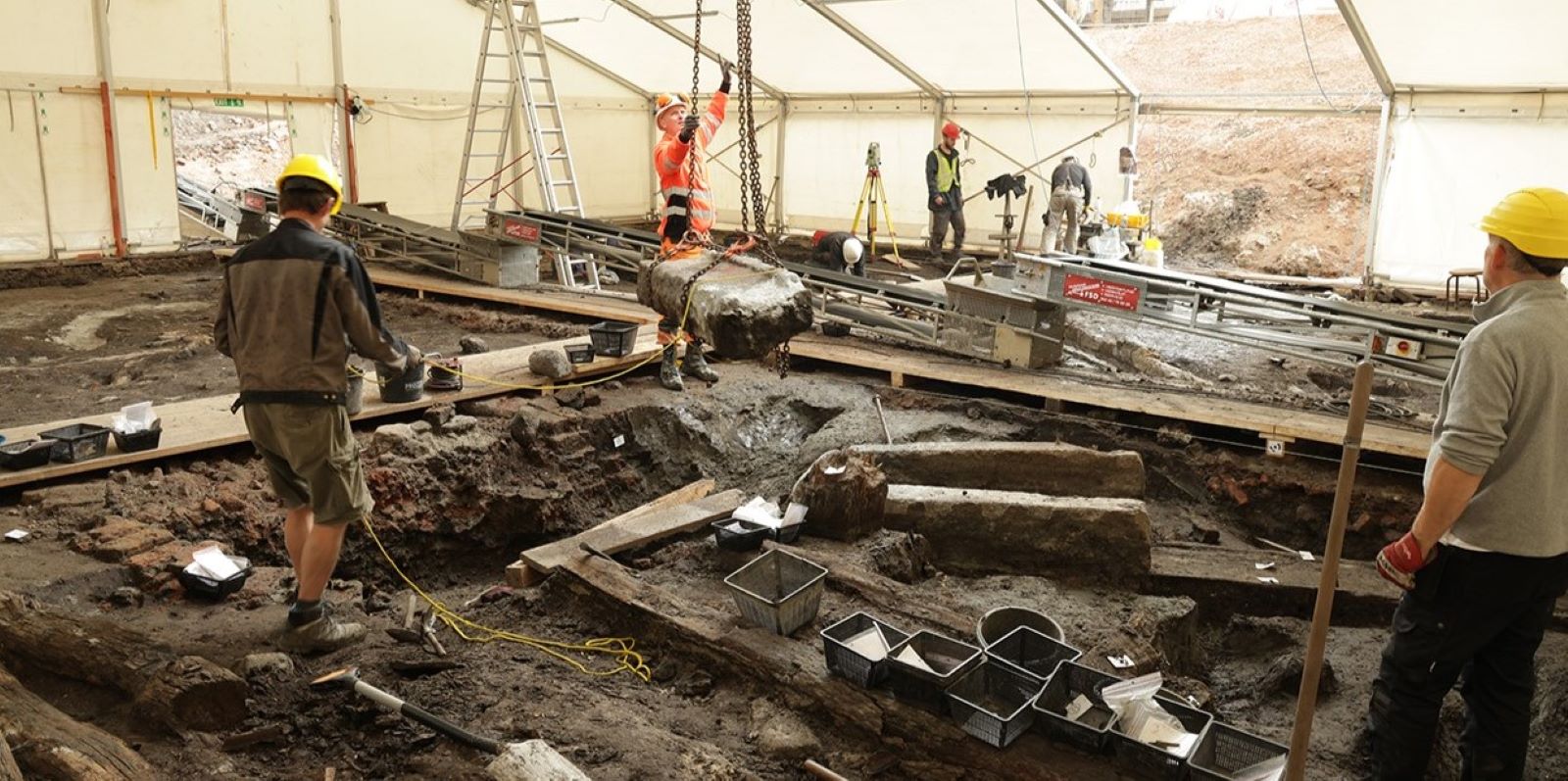 Blick in das Grabungszelt am Nikolai-Fleet bei der Trostbrücke. Foto: AMH 