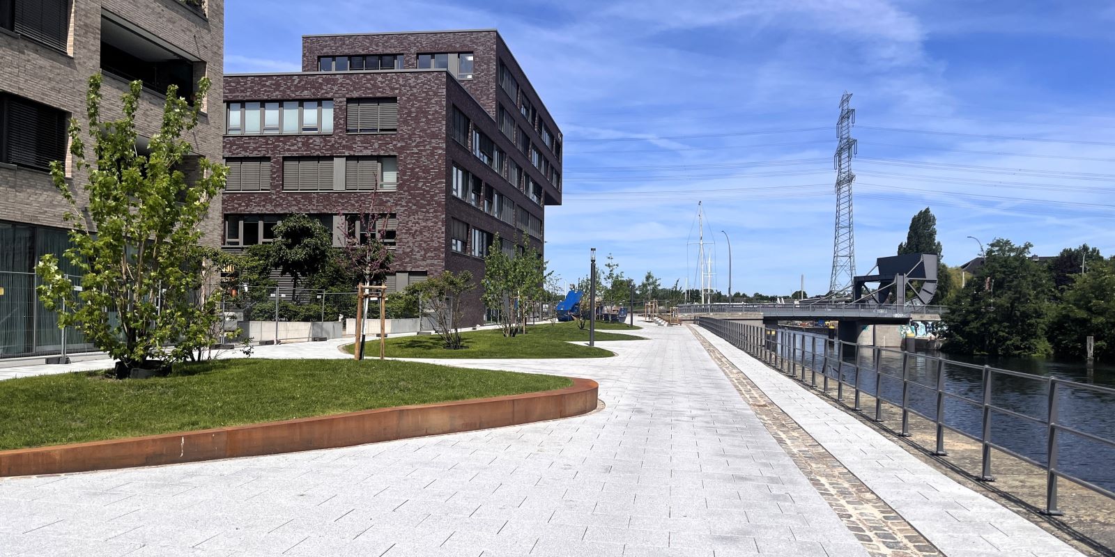 : Der Grünzug „Harburger Brücken“ im Harburger Binnenhafen zwischen Karnapp und Veritaskai ist fertiggestellt und lädt zum Spazieren und Verweilen ein. Foto: Christian Bittcher