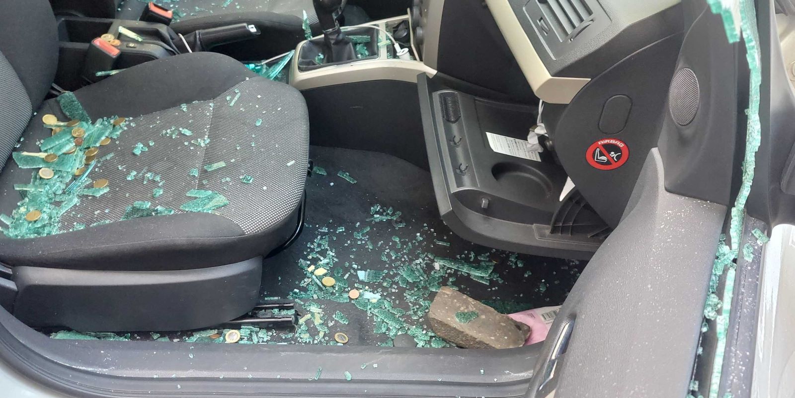 Der türkische Staatsbürger soll die Seitenscheibe des Autos mit einem Pflasterstein eingeschlagen haben, um eine auf dem Beifahrersitz liegende Tasche mit Münzgeld zu stehlen. Foto: Lenthe-Medien