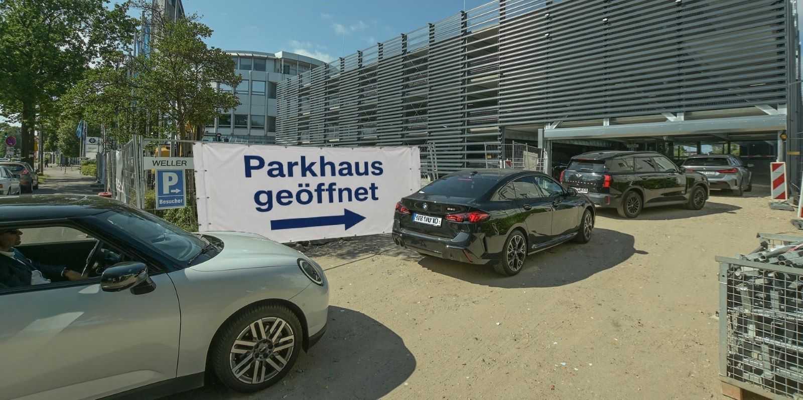 Das neue Parkhaus des Autohauses WELLER ist ab sofort für die Kunden geöffnet. Foto: pr