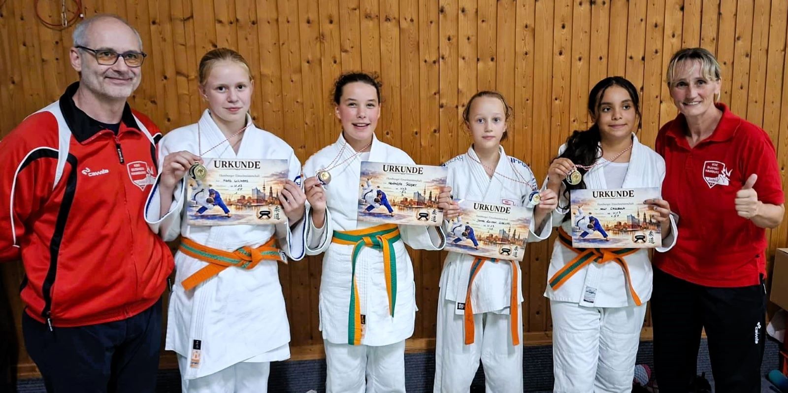 Die erfolgreichen KSC-Mädchen Mara (v.l.), Mathilda, Jenna und Nour mit ihren Trainern Birk und Bianca. Foto: pr