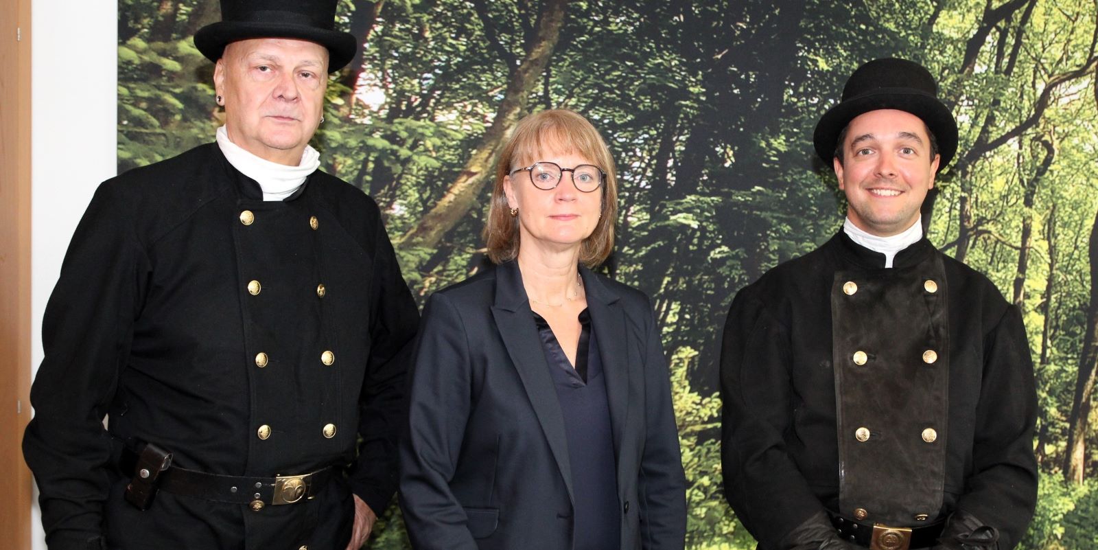 Kreisrätin Annerose Tiedt verabschiedet Christoph Heimbürger (links) und bestellt Daniel Mischke. Foto: Landkreis Harburg