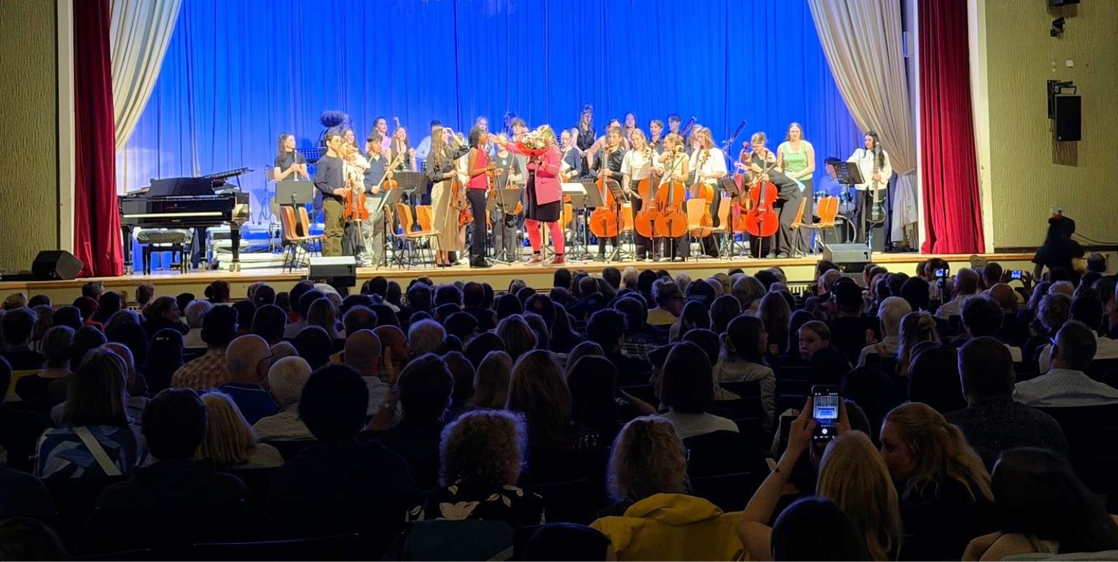  Viel Beifall bekamen auch die Musikerinnen und Musiker der Bigband des Friedrich-Ebert-Gymnasiums beim traditionellen Sommerkonzert. Foto: FEG
