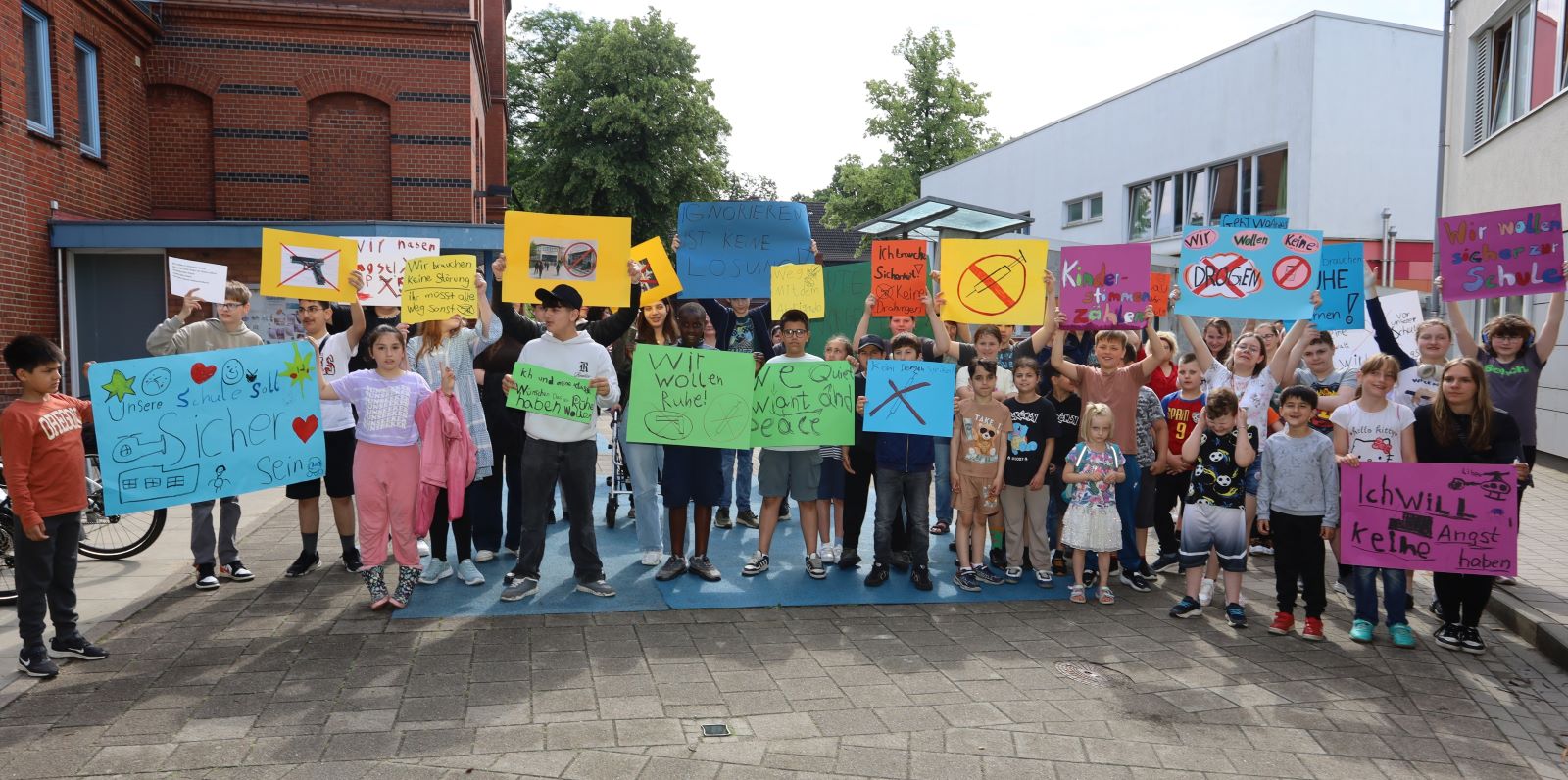 „Das Abrigado muss weg!“: Protest-Aktion im Vormonat an der Schule Schwarzenbergstraße. Foto: Christian Bittcher