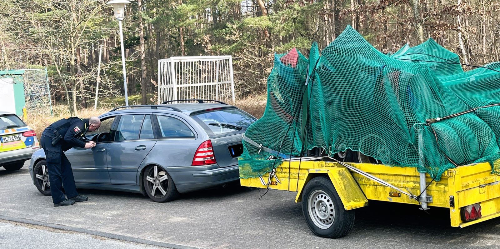 Das überladene Pkw-Gespann auf der A7 bei Ramelsloh. Foto: Polizei