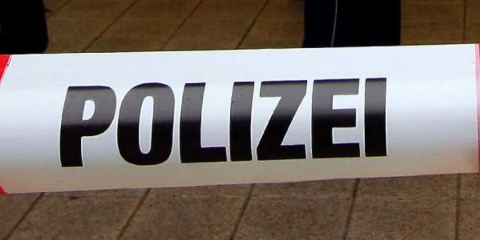 Heimfeld: 20-jährige Frau von zwei Männern an Bushaltestelle überfallen
