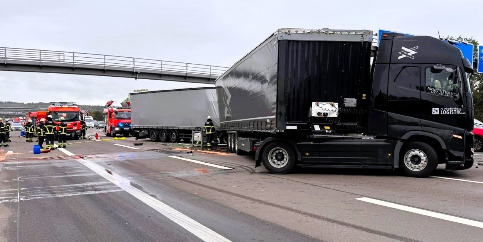 Nach einem Lkw-Unfall kurz hinter der Anschlussstelle Hausbruch kommt es zu erheblichen Verkehrsbeeinträchtigungen. Foto: Lenthe-Medien
