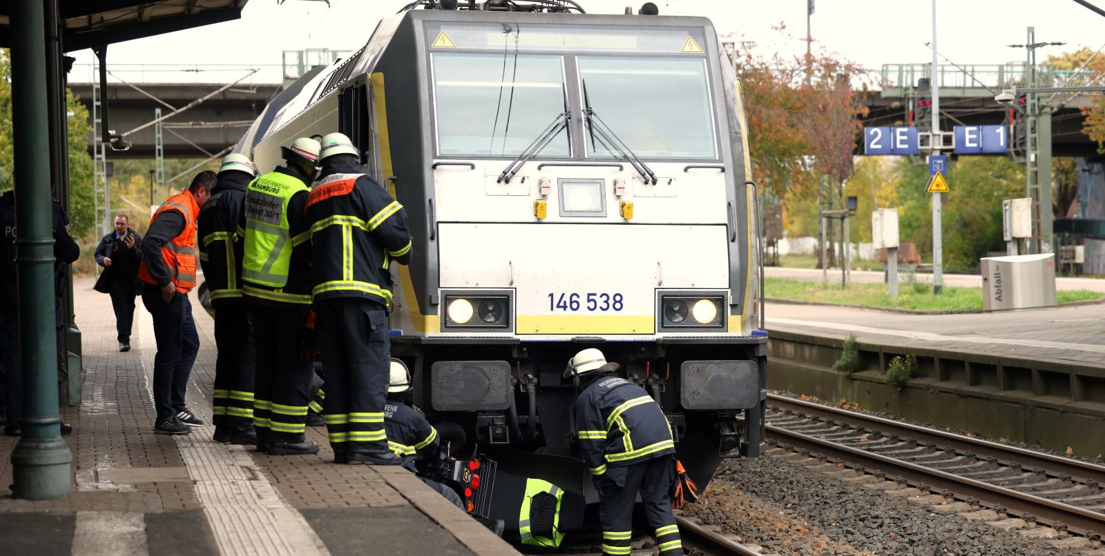 Dem Mann gelang es offenbar, sich noch rechtzeitig in Sicherheit zu bringen, bevor ein Metronom-Regionalexpress in Fahrtrichtung Bremen einfuhr.  Foto:  Fotos: Lenthe-Medien/Reimer