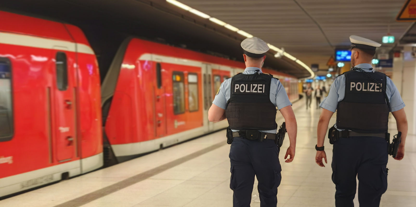 Eine Streife der Bundespolizei am S-Bahnsteig im Bahnhof