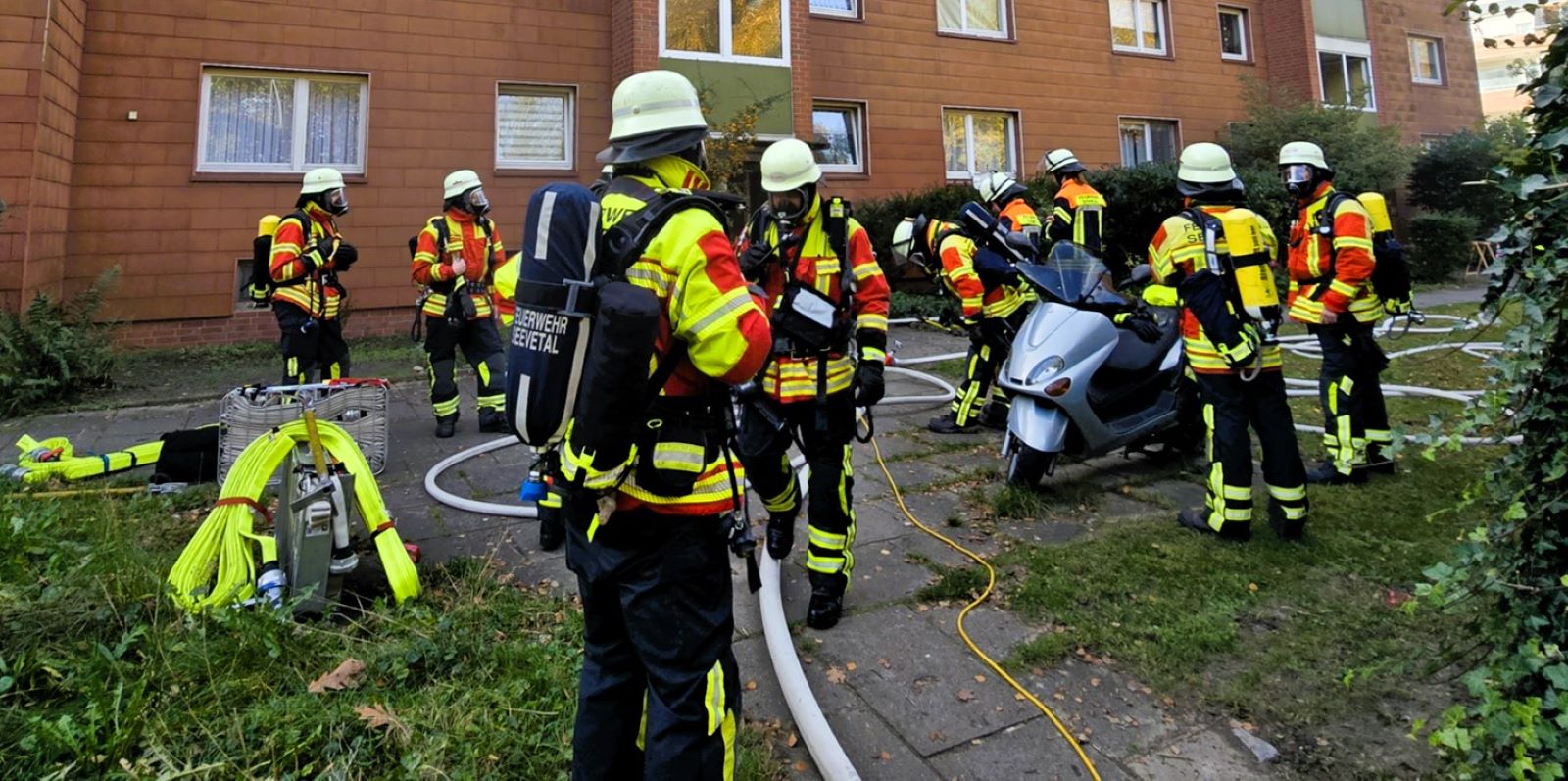 : Einen Großeinsatz von Feuerwehren und Rettungsdienst verursachte der Brand im Keller eines Mehrfamilienhauses in der Alten Bahnhofstraße in Maschen. Foto: Feuerwehr