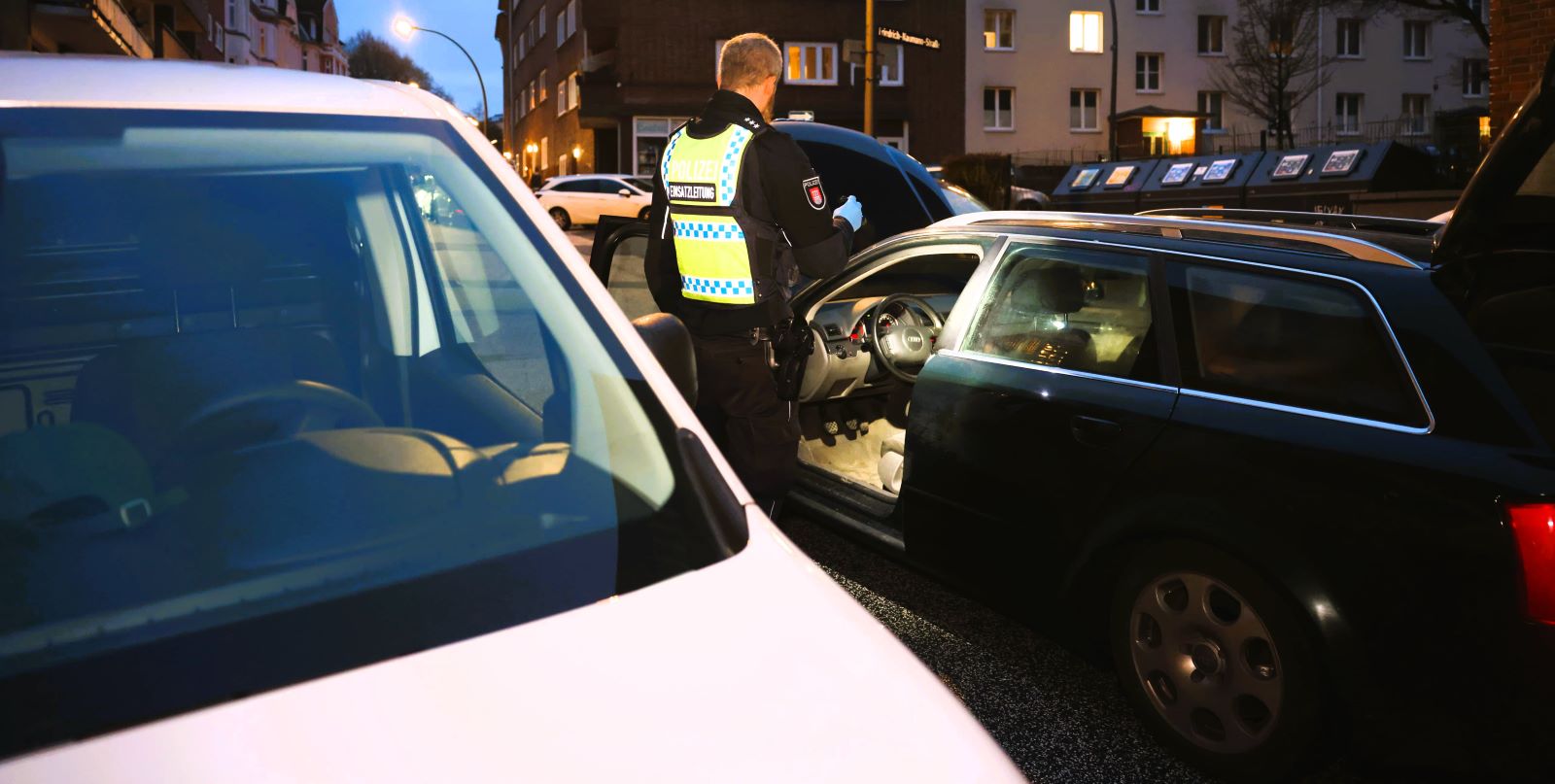 In der Nobleéstraße in Heimfeld, nahe der Friedrich-Naumann-Straße, gelang es der Polizei, das Fahrzeug zu stoppen. Der Fahrer verließ jedoch den Audi und flüchtete zu Fuß weiter. Foto: Lenthe-Medien/Reimer