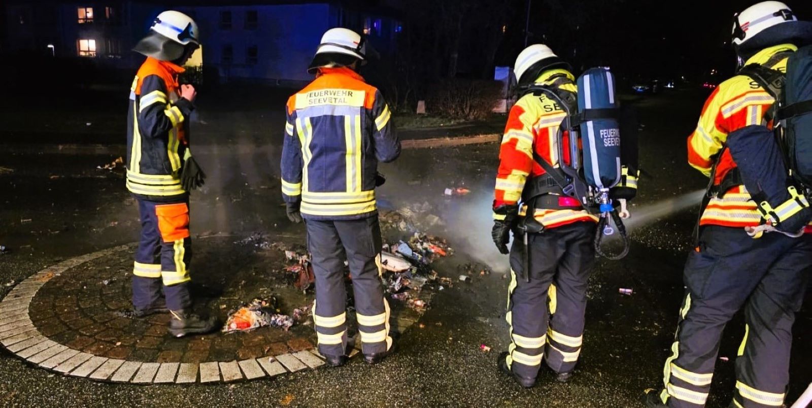 In Maschen löschten die Feuerwehrleute einen brennenden Altpapiercontainer sowie einen großen Berg an brennenden Feuerwerksresten ab. Foto: Jan Gräfe/Axel Neumann, FF Maschen