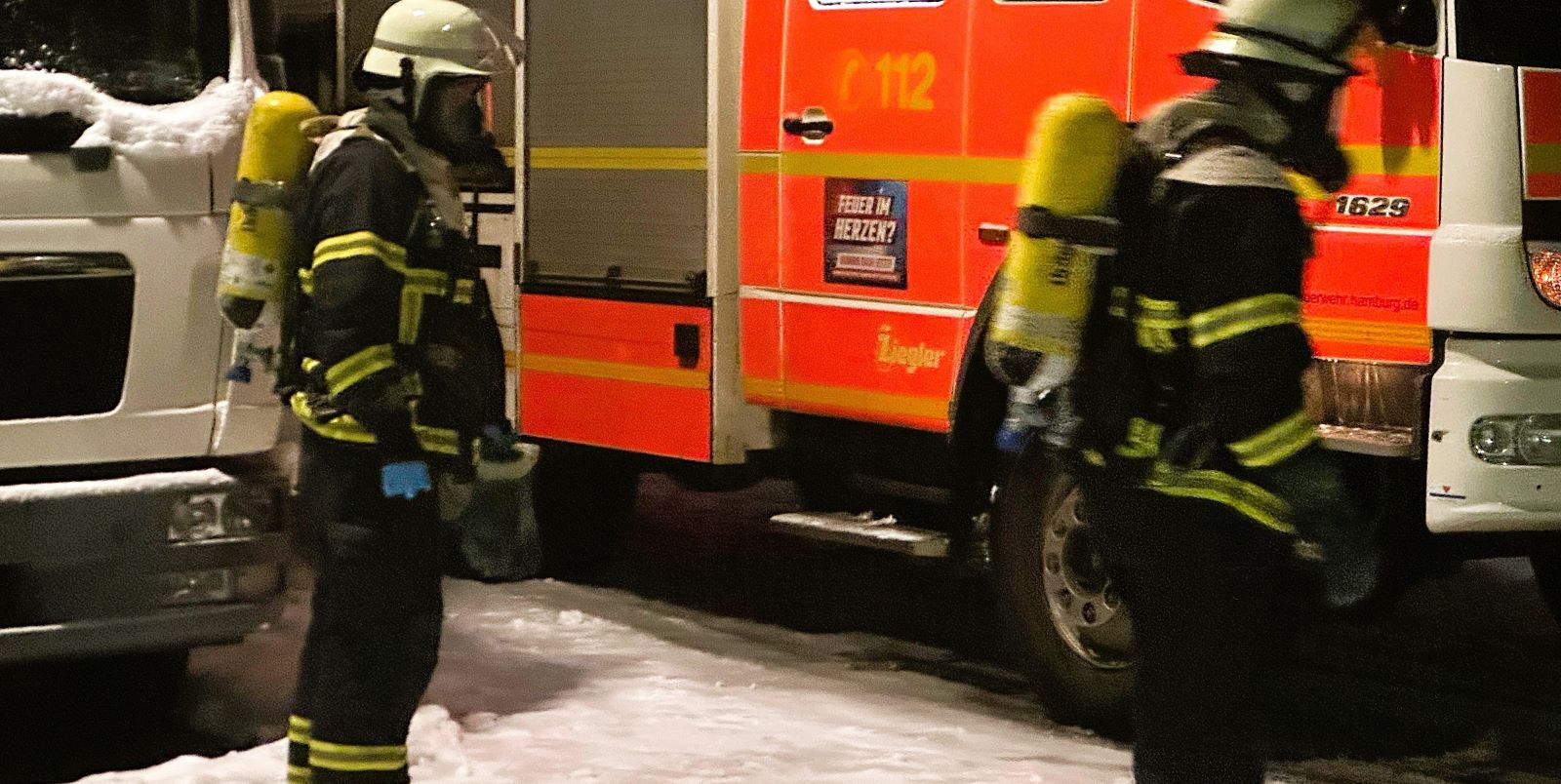 Mehrere Trupps gingen unter schwerem Atemschutz in den Keller vor, um die Situation zu sichern. Foto:  Lenthe-Medien/Heider
