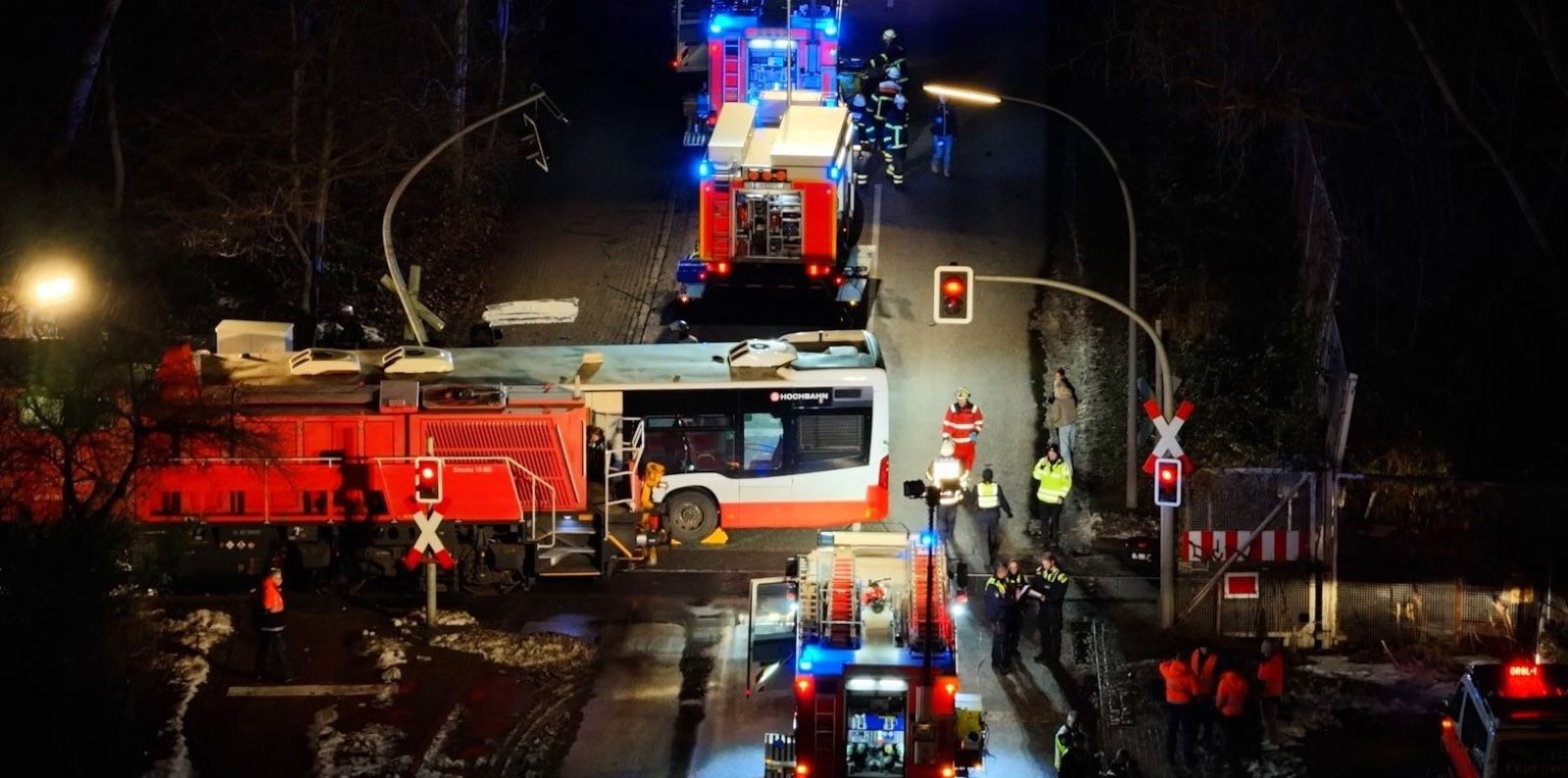  Die Einsatzstelle aus der Luft: Die Nippoldstraße war für die Einsatzmaßnahmen der Rettungskräfte sowie für die umfangreiche Unfallaufnahme bis etwa 3 Uhr gesperrt. Foto: Lenthe-Medien  