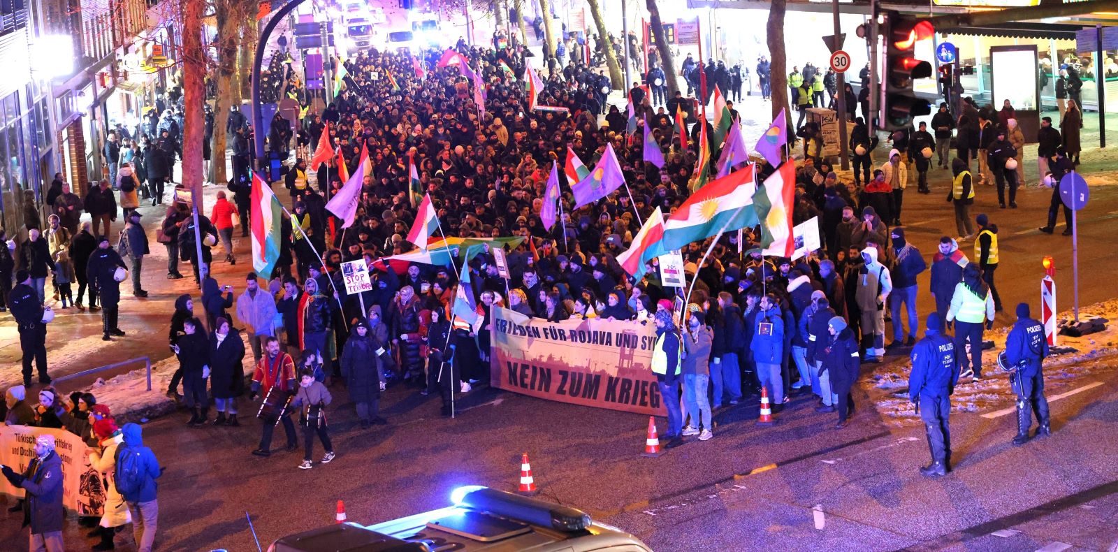 Der Demonstrationszug biegt von der Moorstraße in die Wilstorfer Straße ab. Die Polizei war mit einem Großaufgebot vor Ort. Foto: Lenthe-Medien/Reimer
