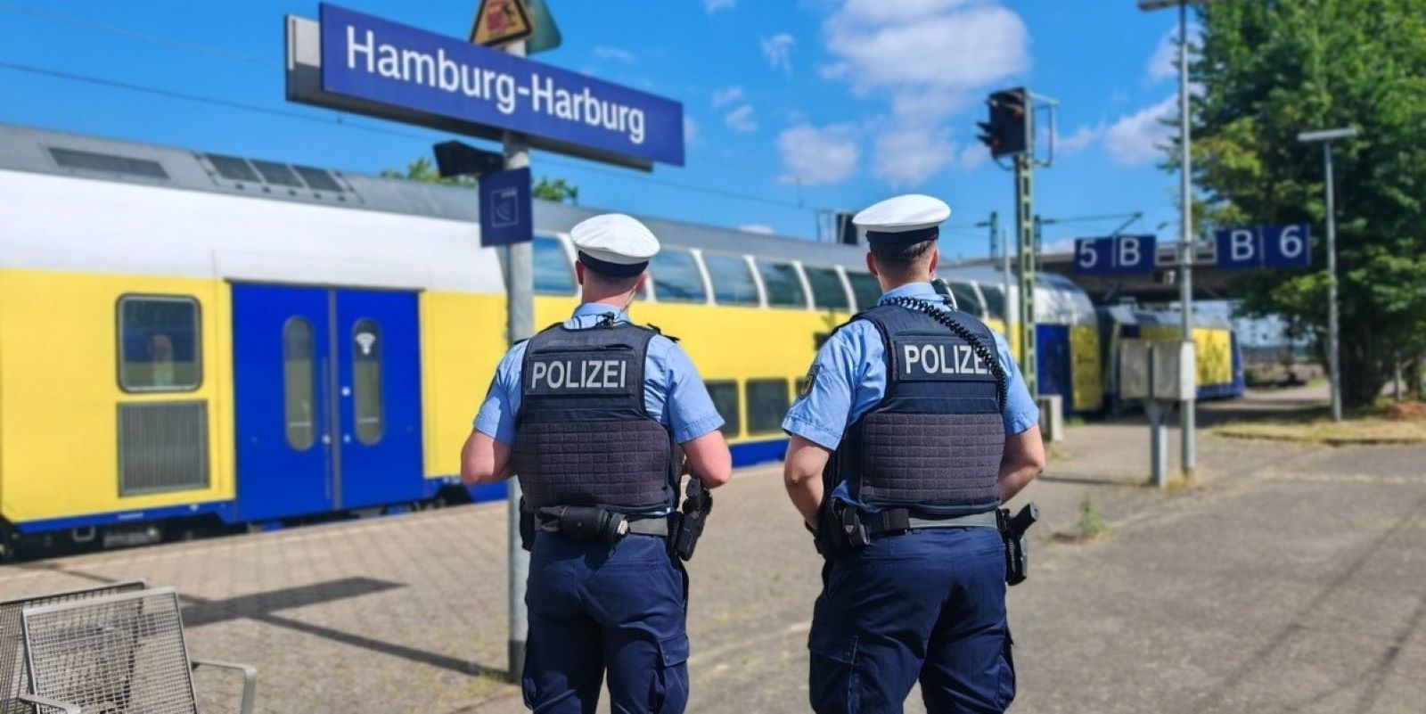 Bundespolizisten am Bahnhof Harburg. Foto: Bundespolizei