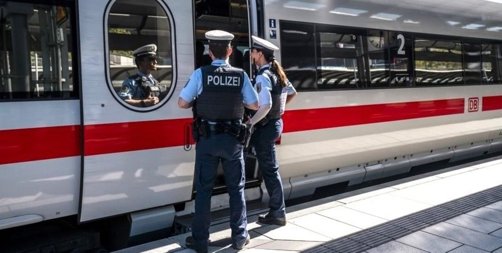 Bundespolizisten kontrollieren einen ICE. Foto: Bundespolizei