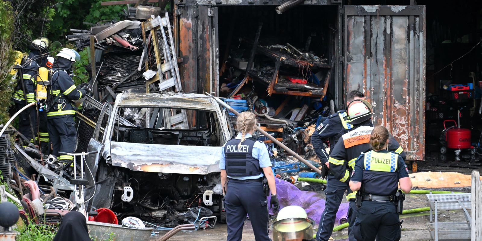 Beim Eintreffen der Einsatzkräfte stand der rund 50 Quadratmeter große Bau bereits vollständig in Vollbrand. Foto: Lenthe-Medien/Apelt
