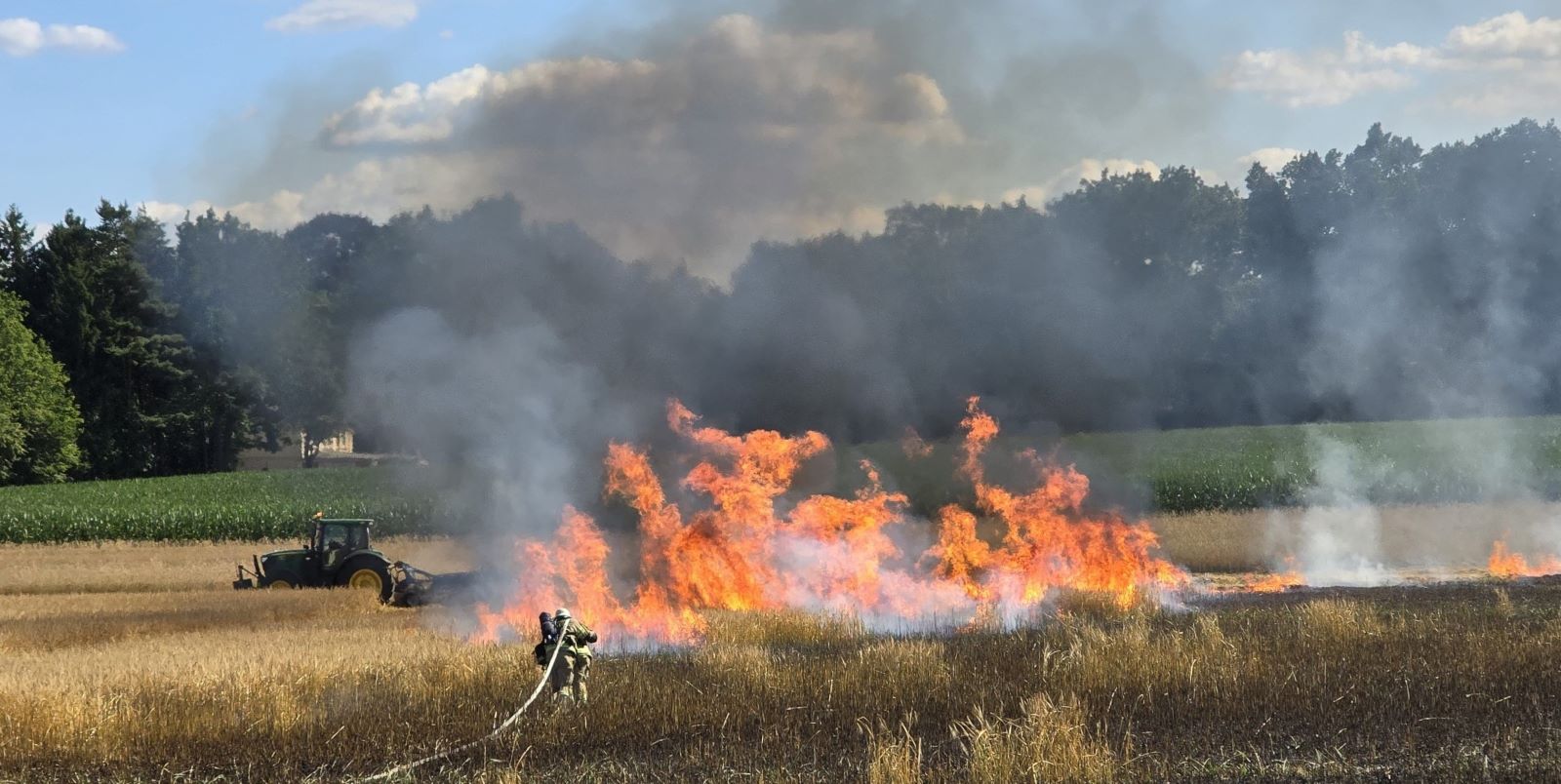 In Stelle brannte ein Getreidefeld. Die Feuerwehren aus Stelle und Maschen löschten den Brand ab. Hilfe leisteten ortsansässige Landwirte, die mit ihren Fahrzeuge Schneisen schlugen.  Foto: Pressestelle Feuerwehr Seevetal