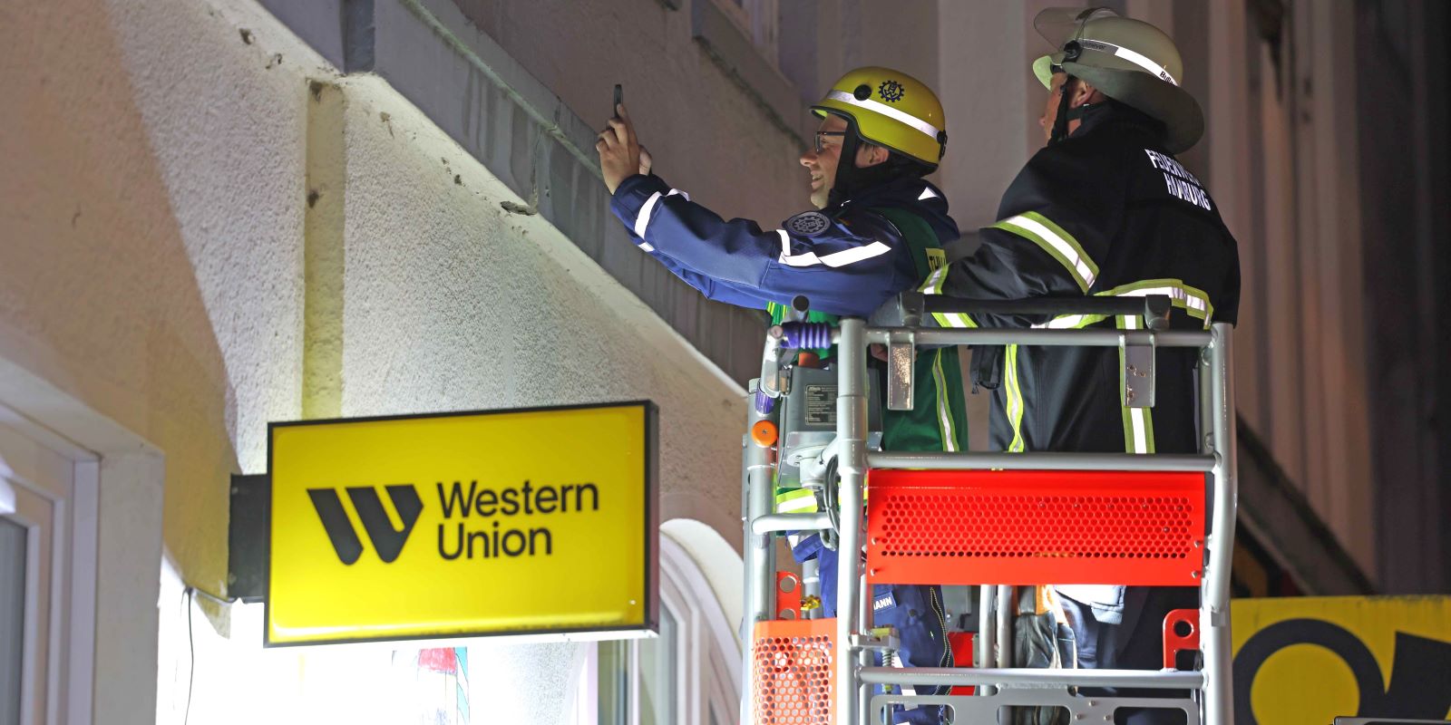 Teile der Fassade eines Mehrfamilienhauses an der Veringstraße haben am Sonntagabend einen Feuerwehreinsatz ausgelöst. Foto: Lenthe-Medien/Hingeberg-Pedersen