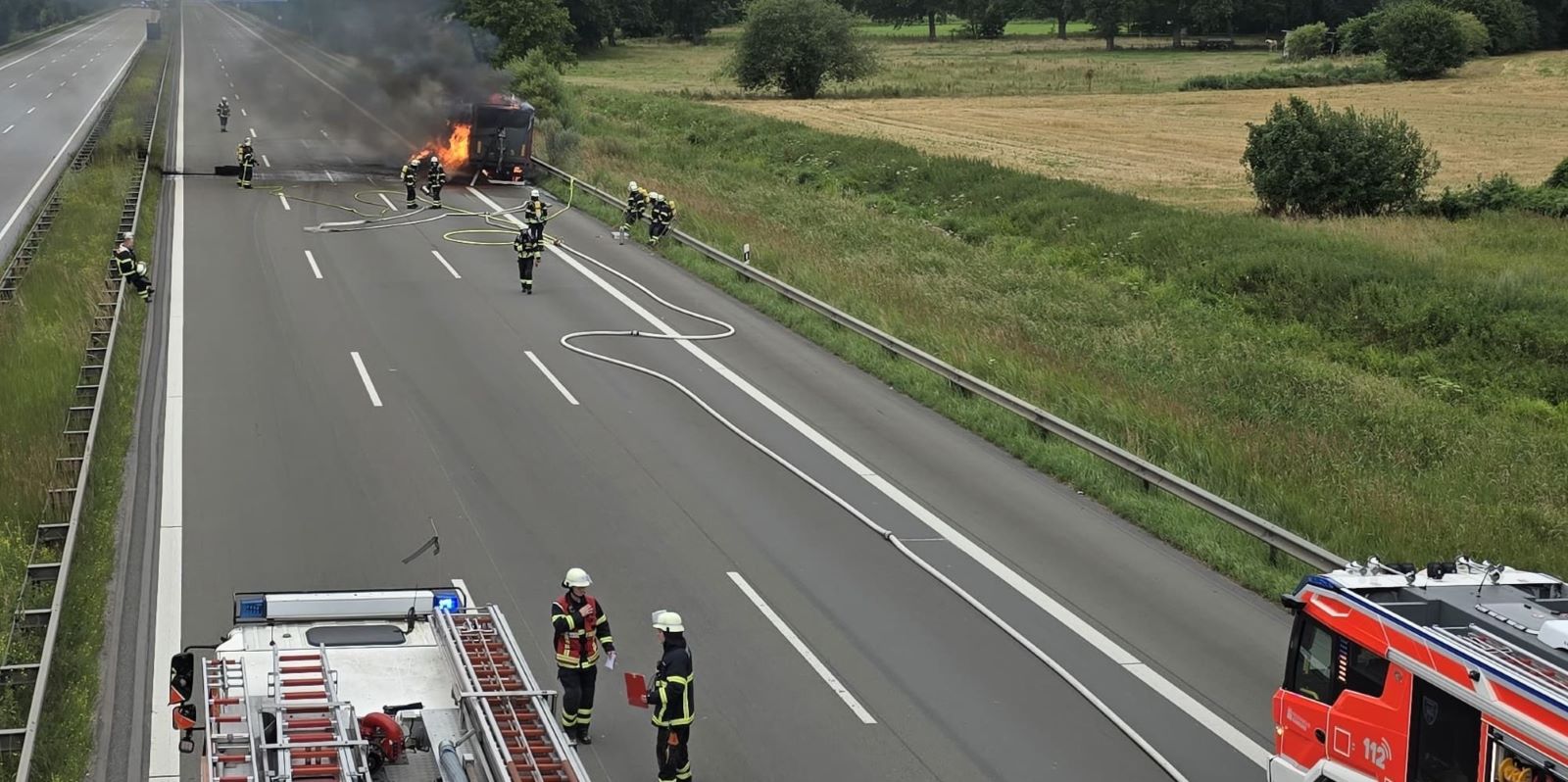 Der brennende Lkw auf der A1 bei Glüsingen. Foto: Lenthe-Medien/Müller