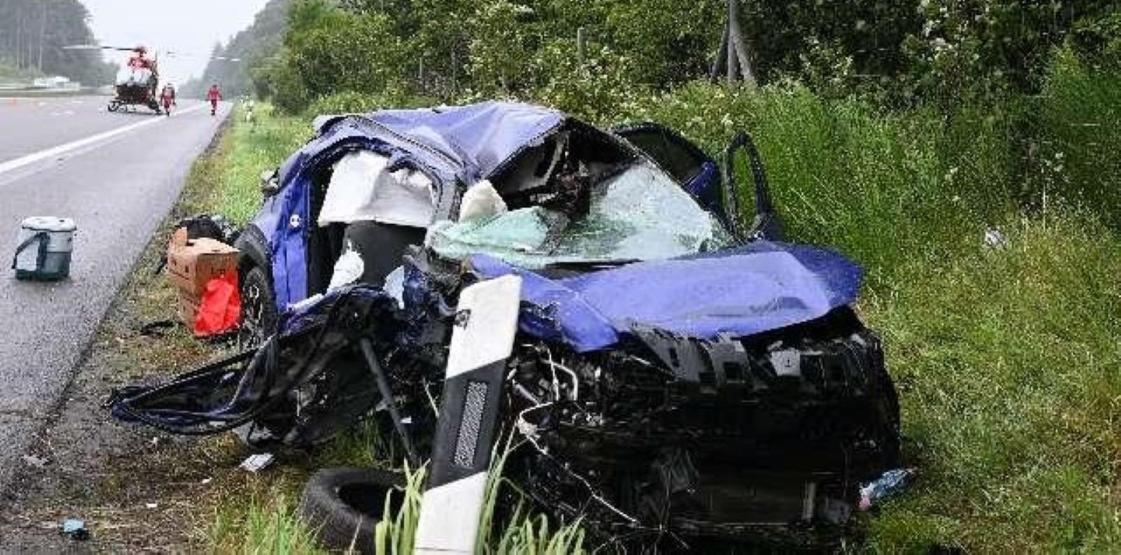 Das zerstörte Fahrzeug:  Der Fahrer kam mit seinem Auto von der A7 ab und überschlug sich. Foto: Polizei