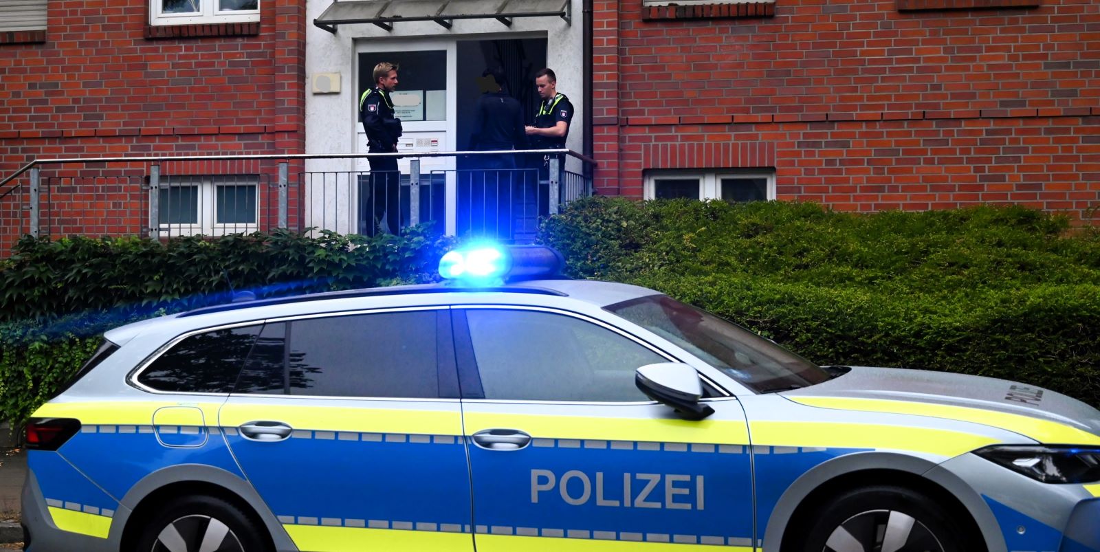 Der der Notruf eines jungen Türverkäufers hat in Eißendorf einen Großeinsatz der Polizei ausgelöst. Foto: Lenthe-Medien