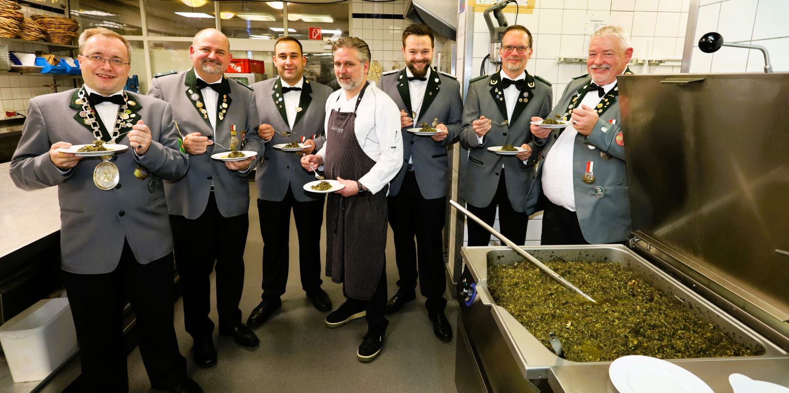Gildekönig Ulf Schröder (von links), Alexander Schmidt, Bo Azzouz, Nico Ehlers, Arik Petrich und Werner Krug probieren bei Küchenchef Sebastian Lohmann (Mitte) den Grünkohl. Foto: Christian Bittcher