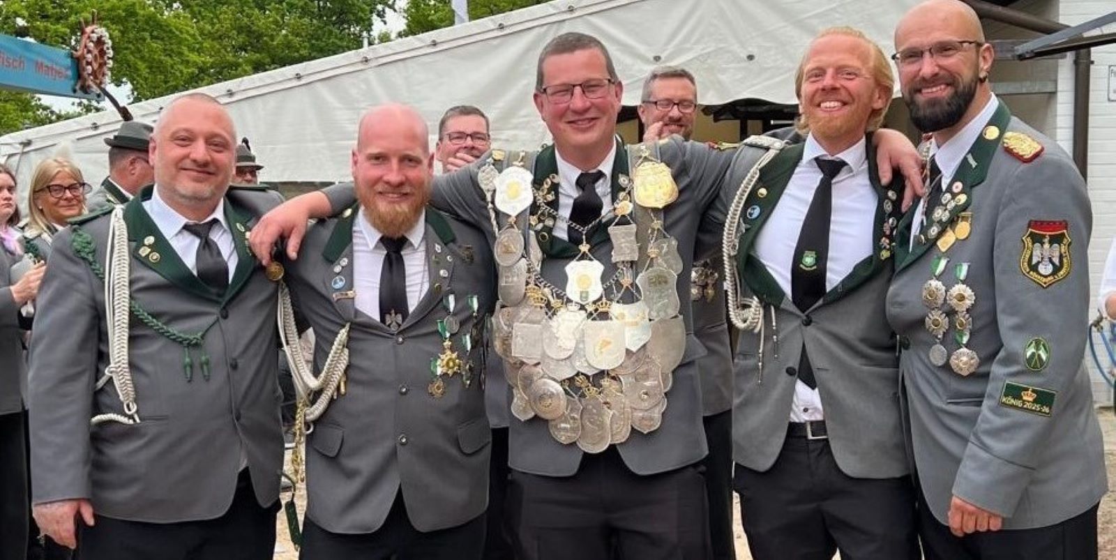 Die Adjutanten: Tobias Bahl (v.l.), Marc Degenhardt, Michael Kusen und Hendrik Meyer umrahmen den neuen König Steffen Balhorn. Foto: pr