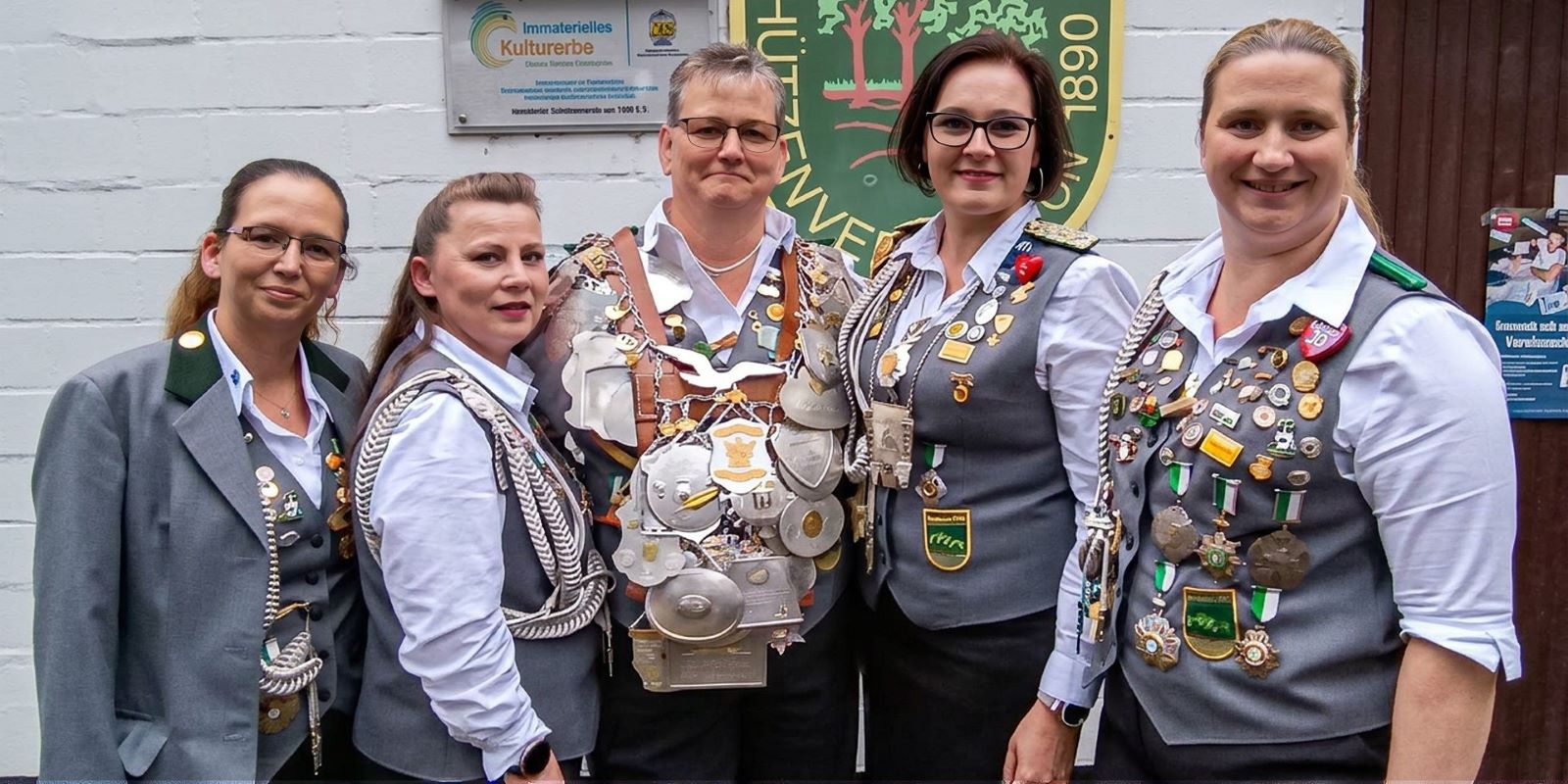  Die neue Heimfelder Königscrew freut sich auf das kommende Jahr: Königin Nicole Lünsmann mit ihren Adjutantinnen Sarah Moysen, Nadine Gruschwitz, Jennifer Brockmann und Ricarda Kruse (v.l.). Foto: Niels Kreller