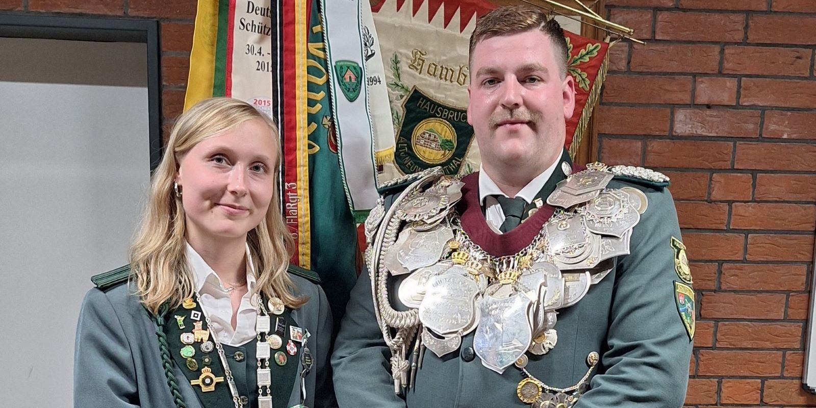: Der neue Hausbrucher Schützenkönig Niklas Holst und Damenkönigin Yara Krause strahlten vor Freude. Foto: HHF