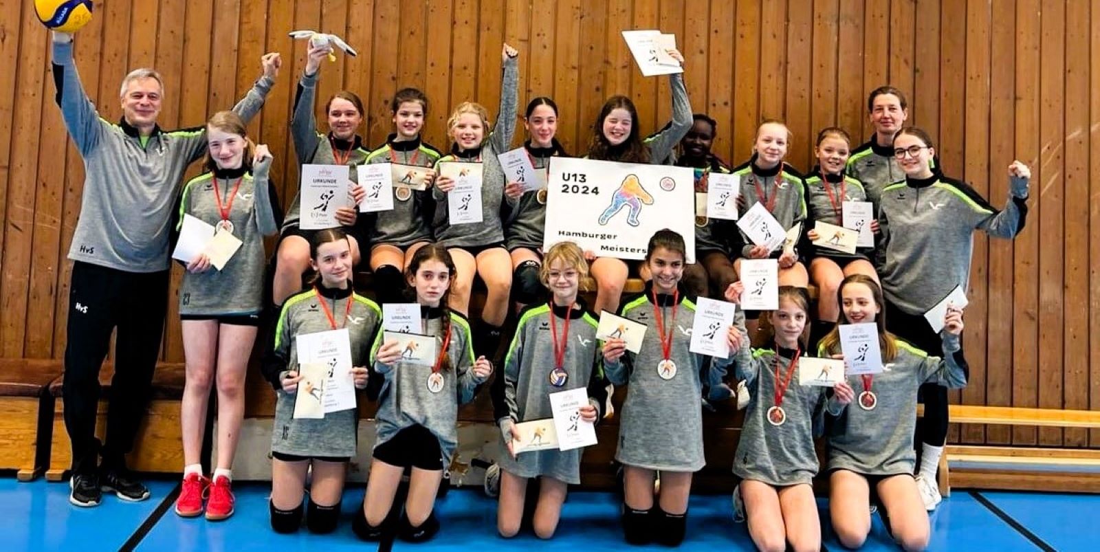 Die erfolgreichen U-13-Teams jubeln mit Trainer Helmut von Soosten über den Erfolg. Foto: VTH