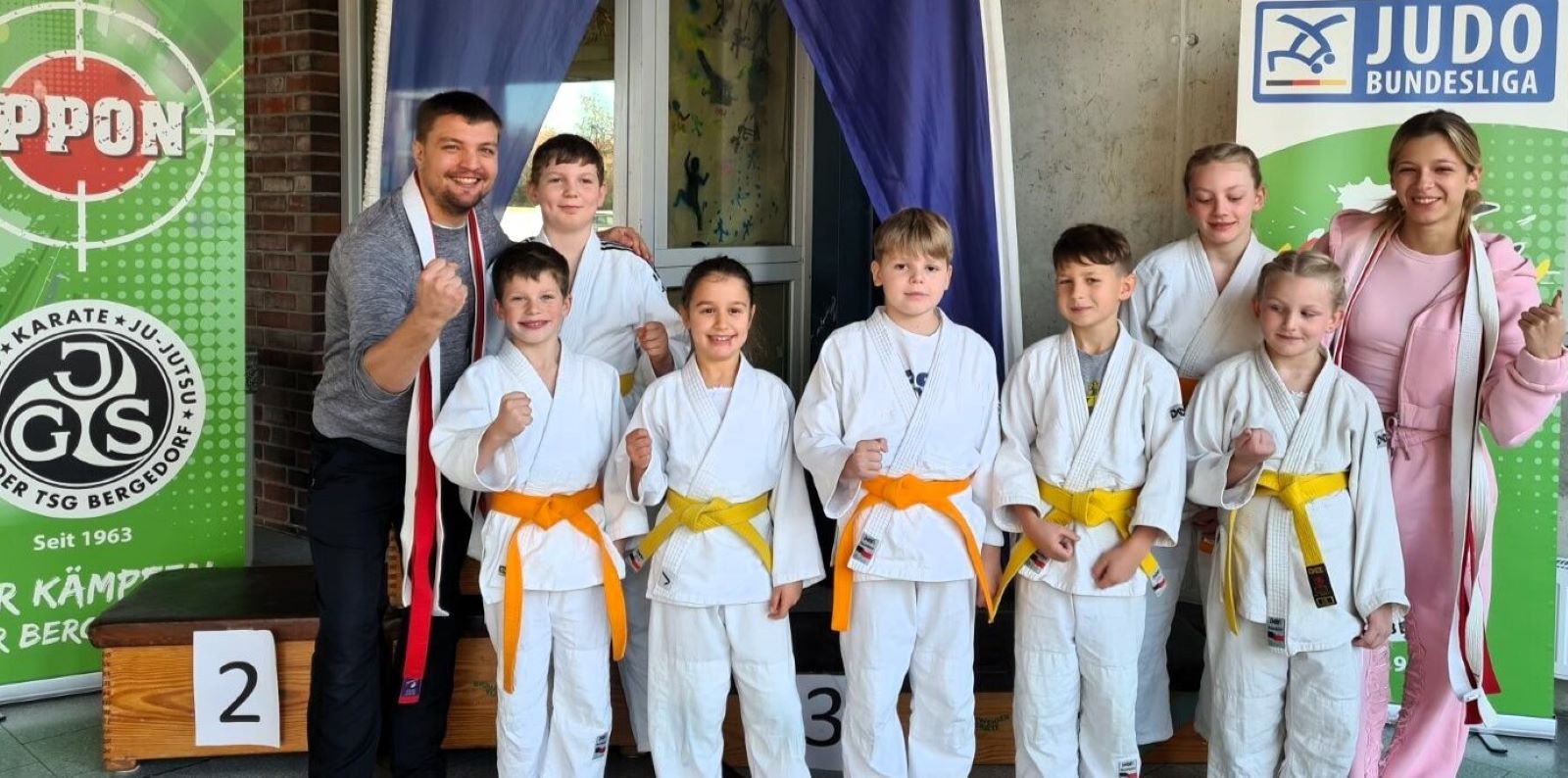 Der HNT Judo-Nachwuchs freut sich zusammen mit den Trainern Johannes Kröger und Briana Thomé über das erfolgreiche Turnier. Foto: HNT
