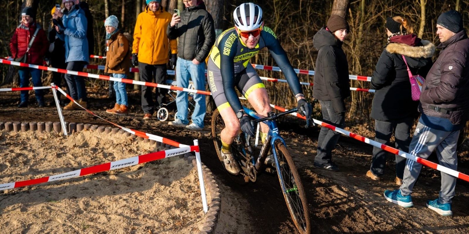 Entlang der Strecke und insbesondere auf dem Schulhof der Waldschule sorgten zahlreiche Zuschauer für echte Cross‑Atmosphäre.  Foto: Michael Richter, Helmuts-Fahrrad-Seiten.de