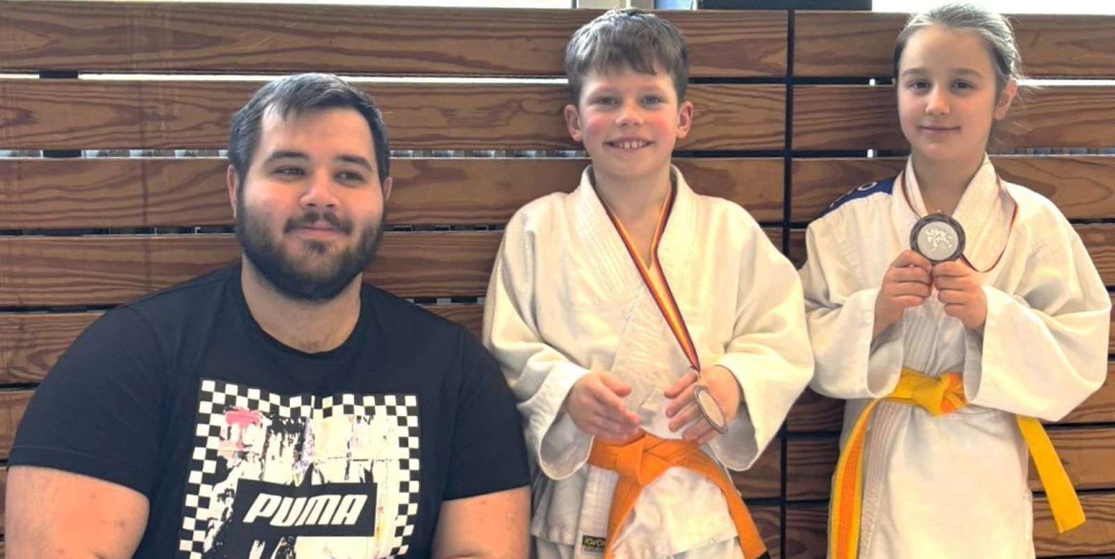 Mark und Viktoria zusammen mit HNT-Trainer Max und ihren Bronzemedaillen. Foto: HNT