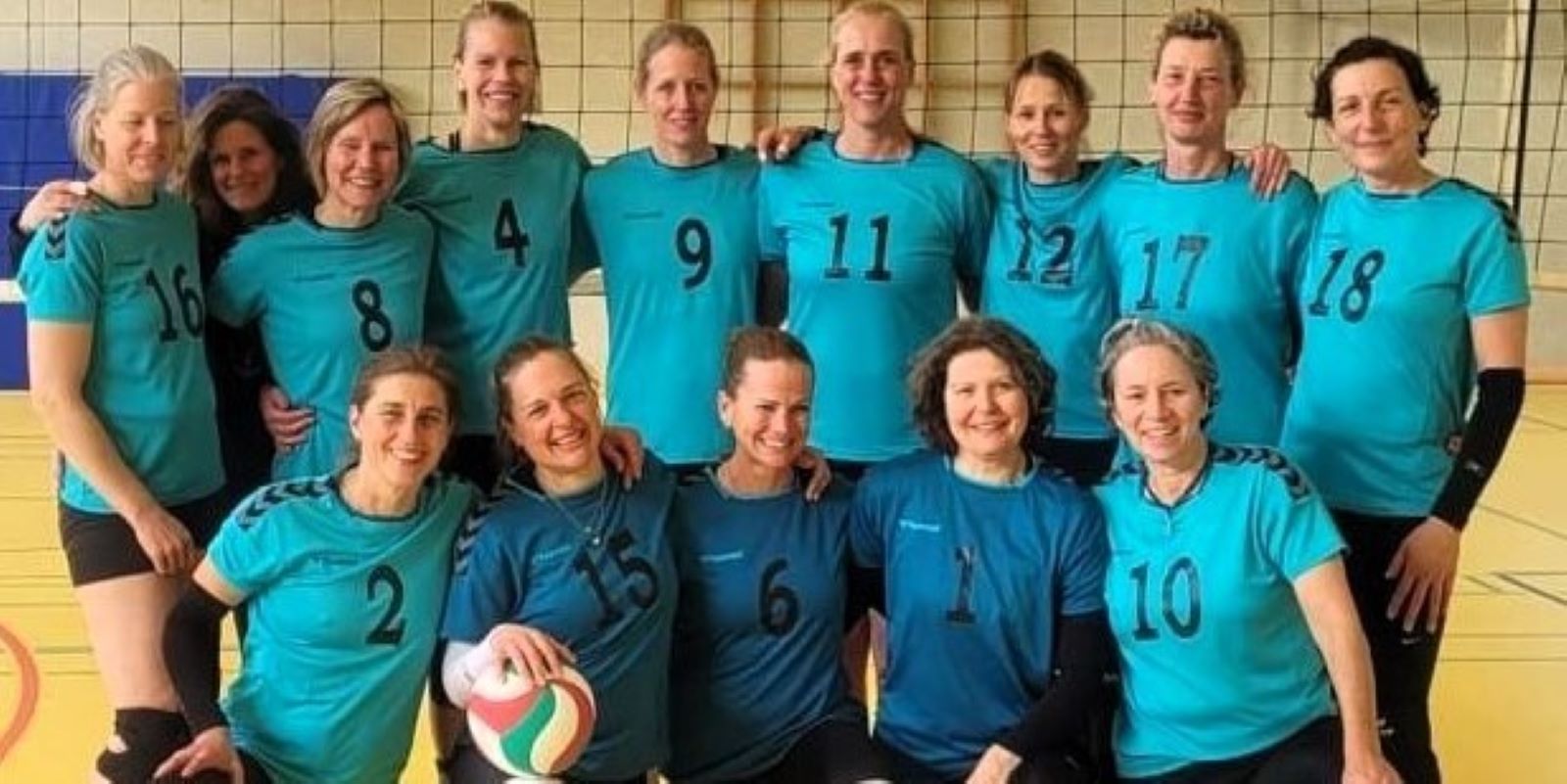 Das erfolgreiche Fischbeker Team: Reihe stehend von links: Anja Svensson (16), Vanessa Vock, Britta Schümann (8), Katrin Plöhn (4), Kerstin Köster (9), Tina Benecke (11), Katrin Schiweck (12), Christiane Kuhlow (17), Ana Schanze (18) Reihe kniend von links: Andrea Jany (2), Anne Mühlig (15), Susi Maier (6), Sabine Verwilt-Jungclaus (1), Simone Kollmann (10). Foto: pr