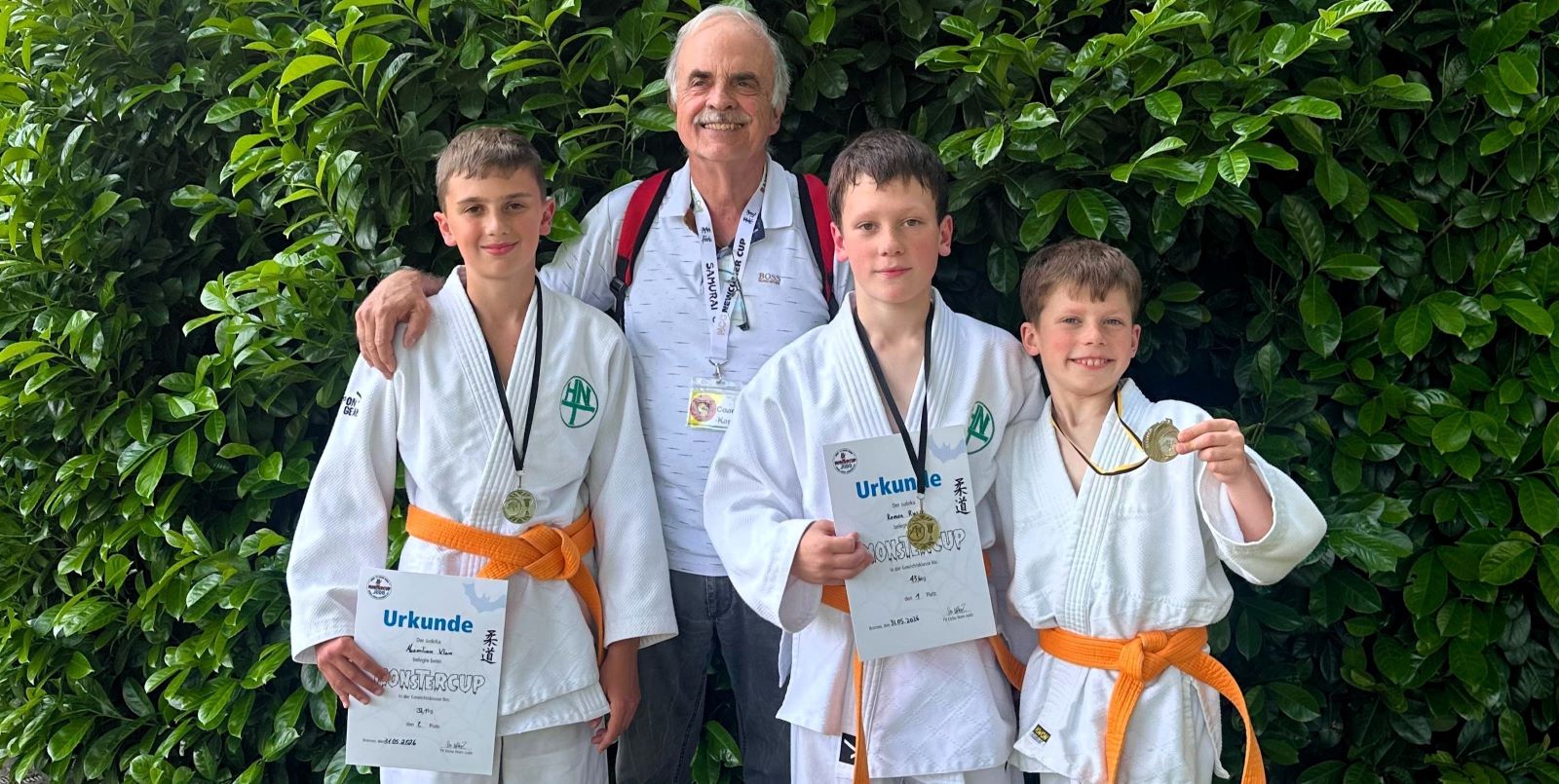 Erfolgreich beim Monstercup: Maximilian (v.l.), Trainer Michael Zart, Roman und Mark. Foto: HNT