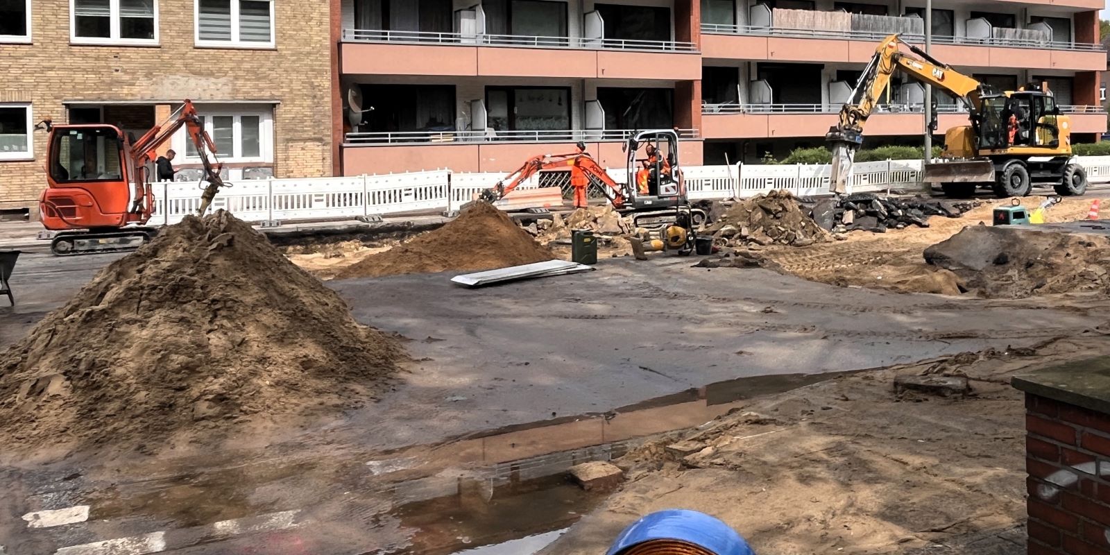 Die Reparaturarbeiten an der Buxtehuder Straße liefen auch am Feiertag auf Hochtouren. Foto: Christian Bittcher