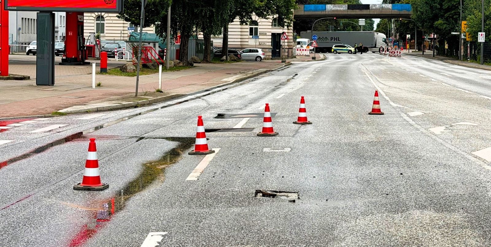 Der Wasserrohrbruch an der Buxtehuder Straße. Foto: Lenthe-Medien