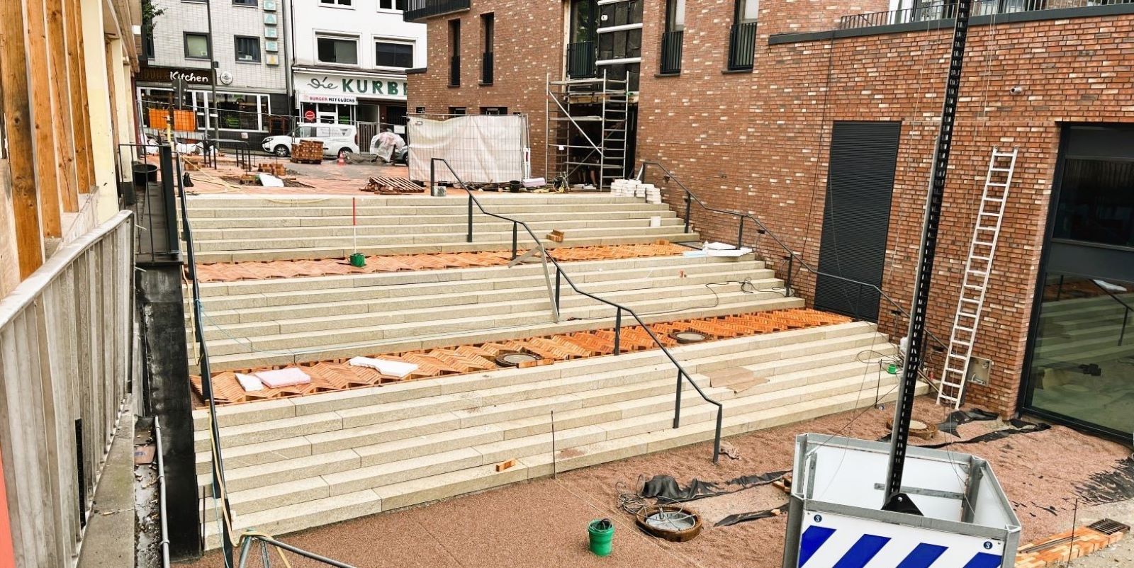 Fast fertig: Die neue Freitreppe zwischen Neue Straße und Marktplatz am Sand. Foto: Christian Bittcher