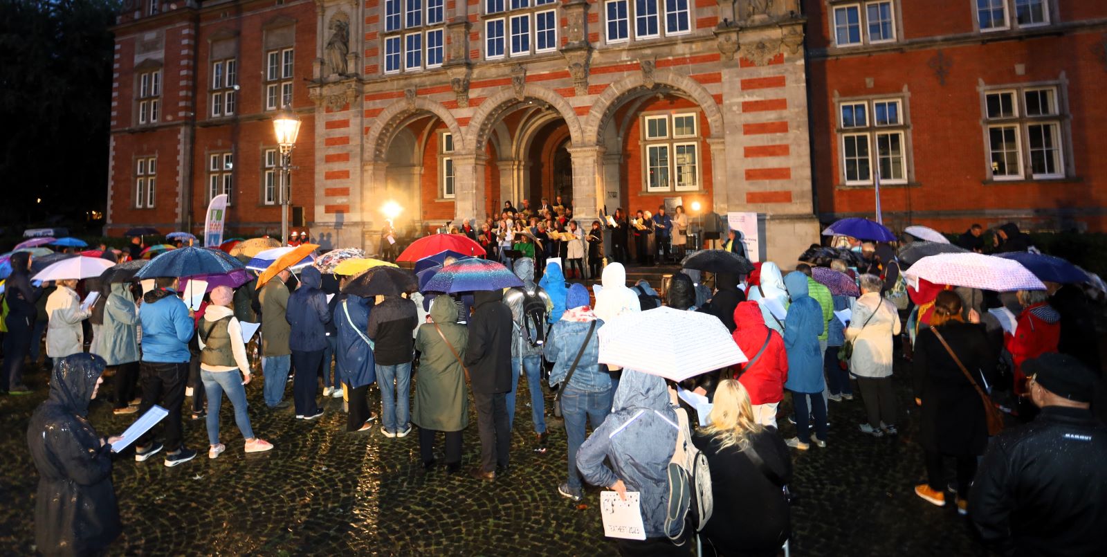 Die Aktion kam gut an: Etwa 250 Personen versammelten sich vor dem Harburger Rathaus. Und das trotz typisch Harburger Schmuddelwetters.  Foto: Christian Bittcher