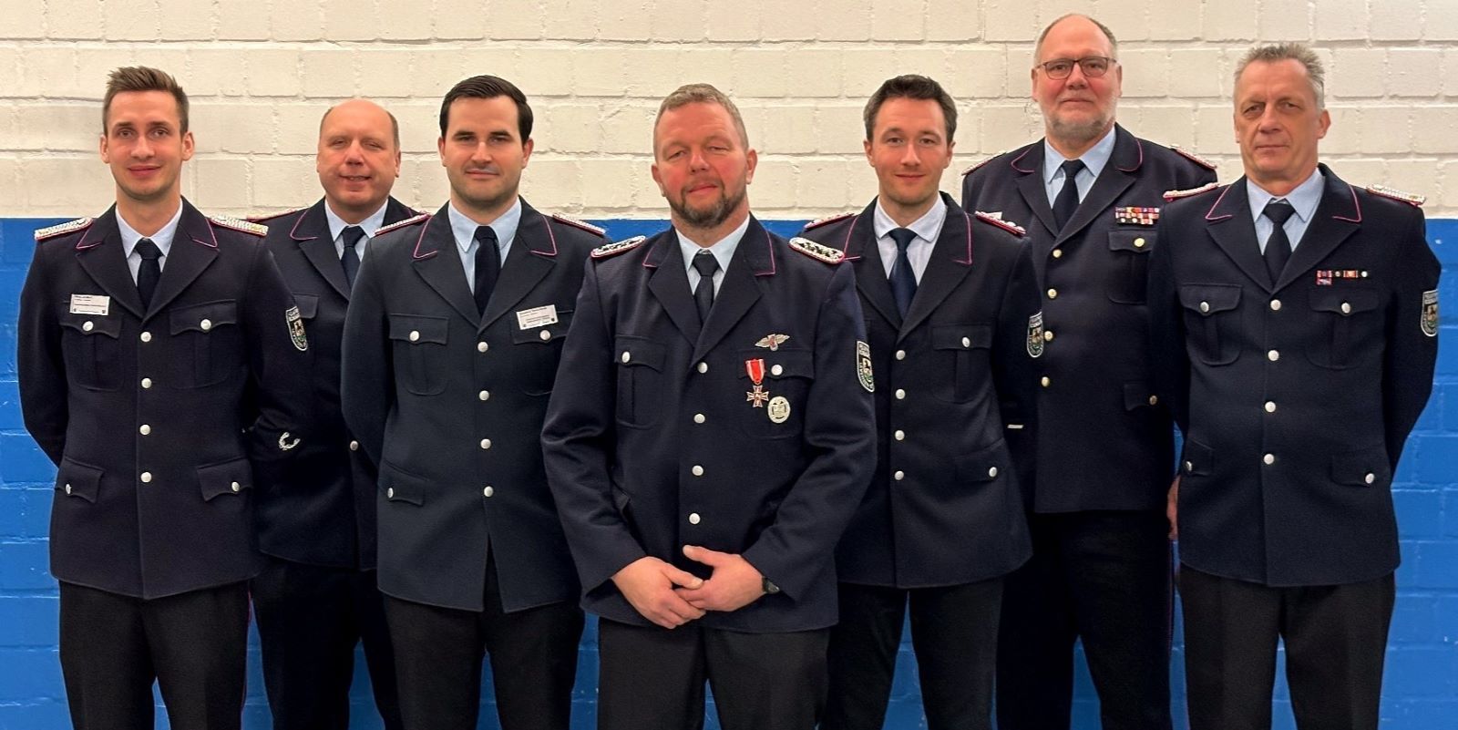Zu den ersten, die Sven Gerhards (Mitte) gratulierten, gehörten Niklas Schubert (v. l.), Dirk Brehmer, Benjamin Eisenschmidt, Philip Instinske, Sven Wolkau und Andreas Schubert.  Foto: Feuerwehr